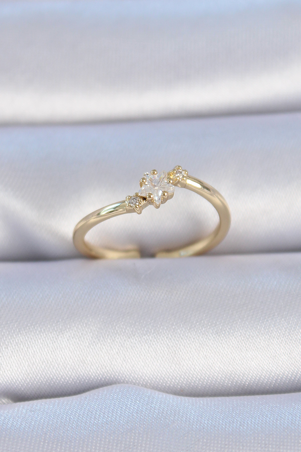Pirinç Gold Renk Beyaz Çiçek Model Zirkon Taş Detay Kadın Yüzük - Lisinya Pirinç Gold Renk Beyaz Çiçek Model Zirkon Taş Detay Kadın Yüzük - Lisinya