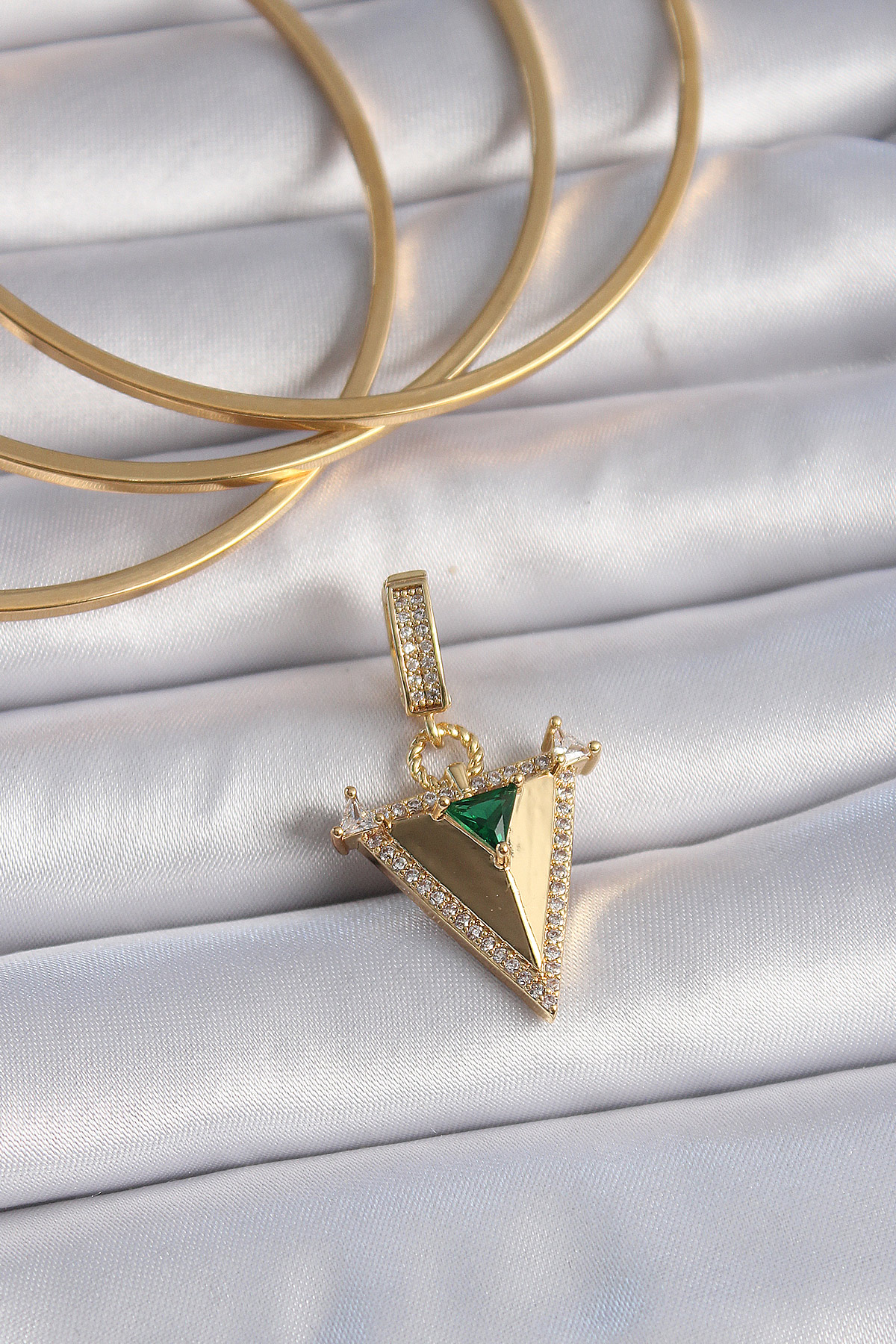 Pirinç Gold Renk Zirkon Taşlı 3D Üçgen Model Ajda Charm - Lisinya Pirinç Gold Renk Zirkon Taşlı 3D Üçgen Model Ajda Charm - Lisinya