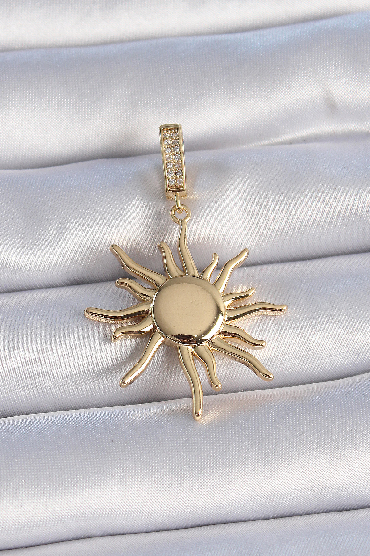 Pirinç Gold Renk Zirkon Taş Detaylı Güneş Model Ajda Charm - Lisinya Pirinç Gold Renk Zirkon Taş Detaylı Güneş Model Ajda Charm - Lisinya