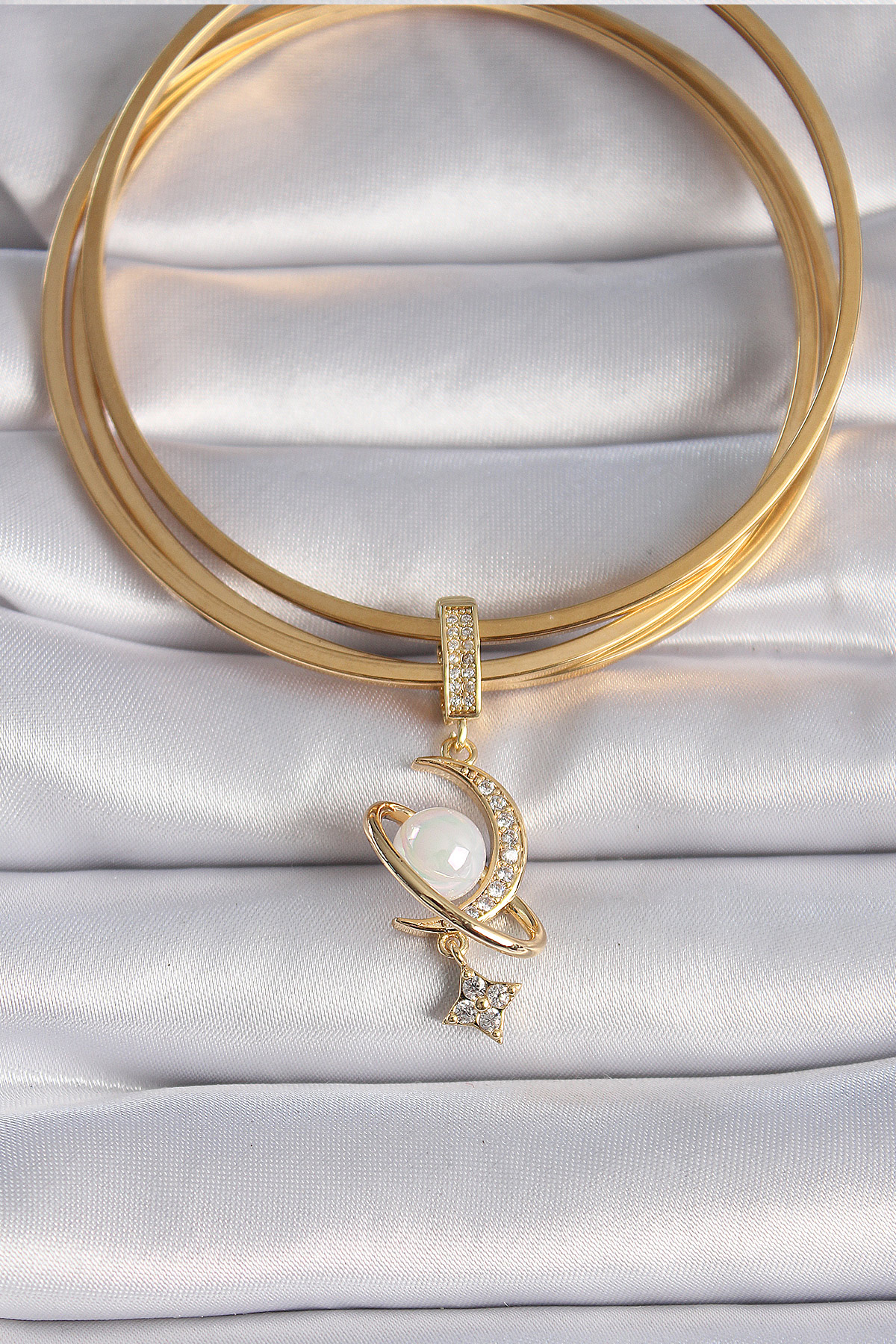 Pirinç Gold Renk Zirkon Taş Detaylı Hilal Model Sallantı İncili Ajda Charm - Lisinya Pirinç Gold Renk Zirkon Taş Detaylı Hilal Model Sallantı İncili Ajda Charm - Lisinya