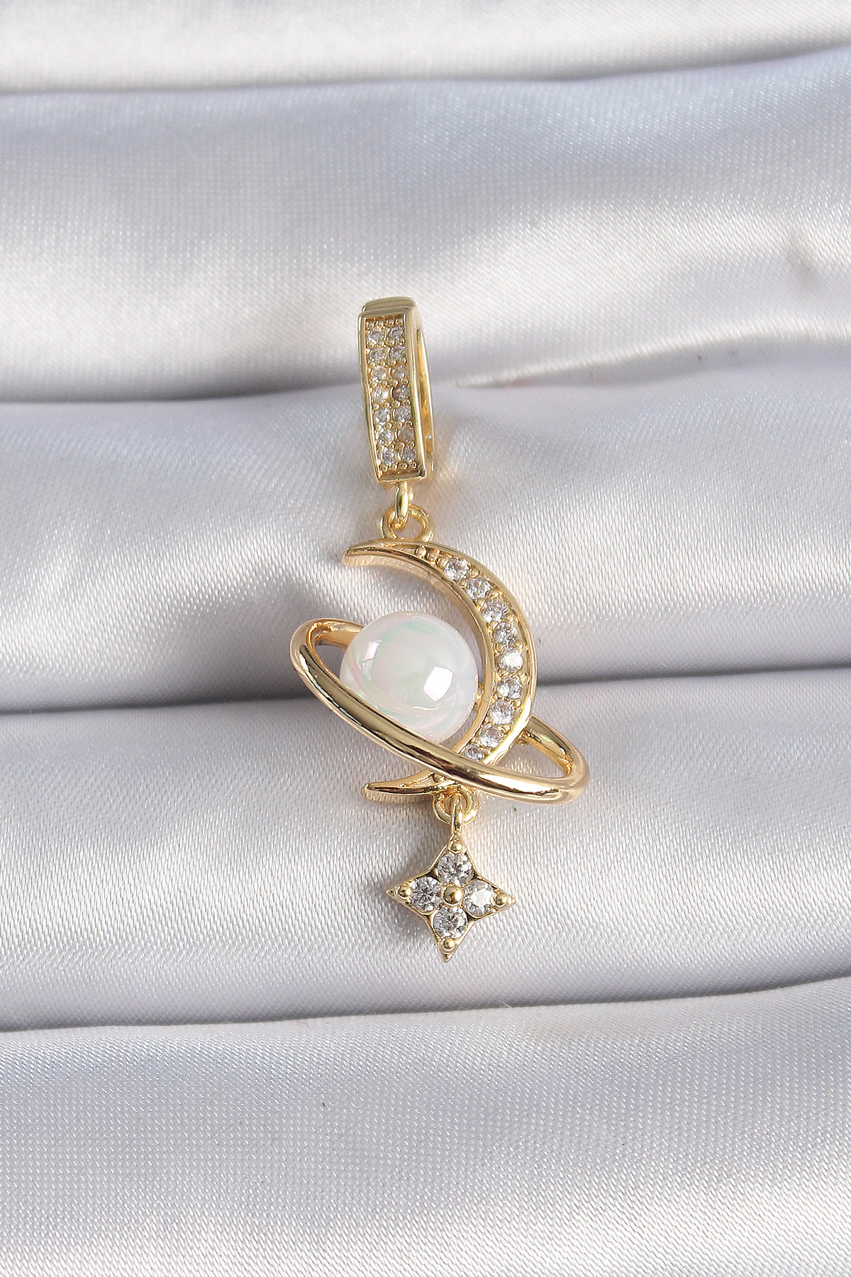 Pirinç Gold Renk Zirkon Taş Detaylı Hilal Model Sallantı İncili Ajda Charm - Lisinya Pirinç Gold Renk Zirkon Taş Detaylı Hilal Model Sallantı İncili Ajda Charm - Lisinya