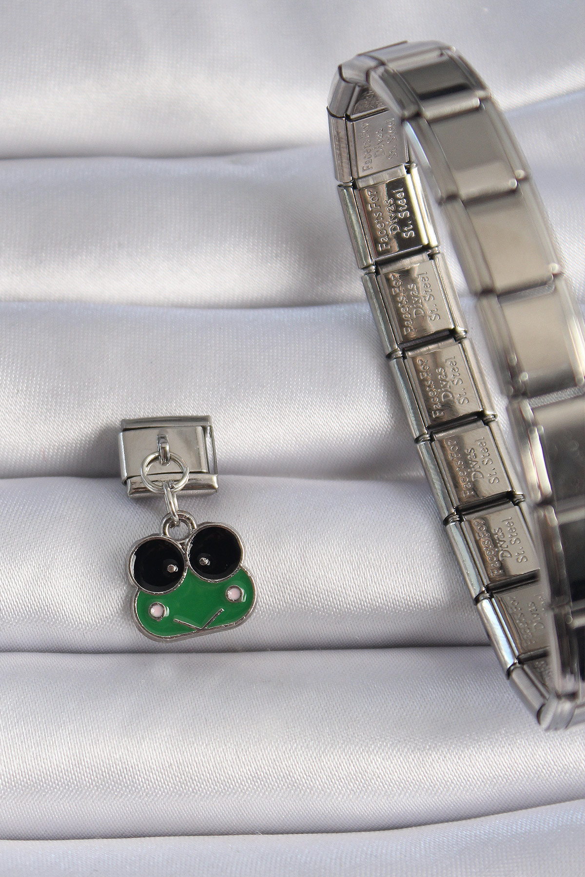 316L Çelik Gümüş Renk Sallantılı Yeşil Kurbağa Figür Nomination Charm - Lisinya