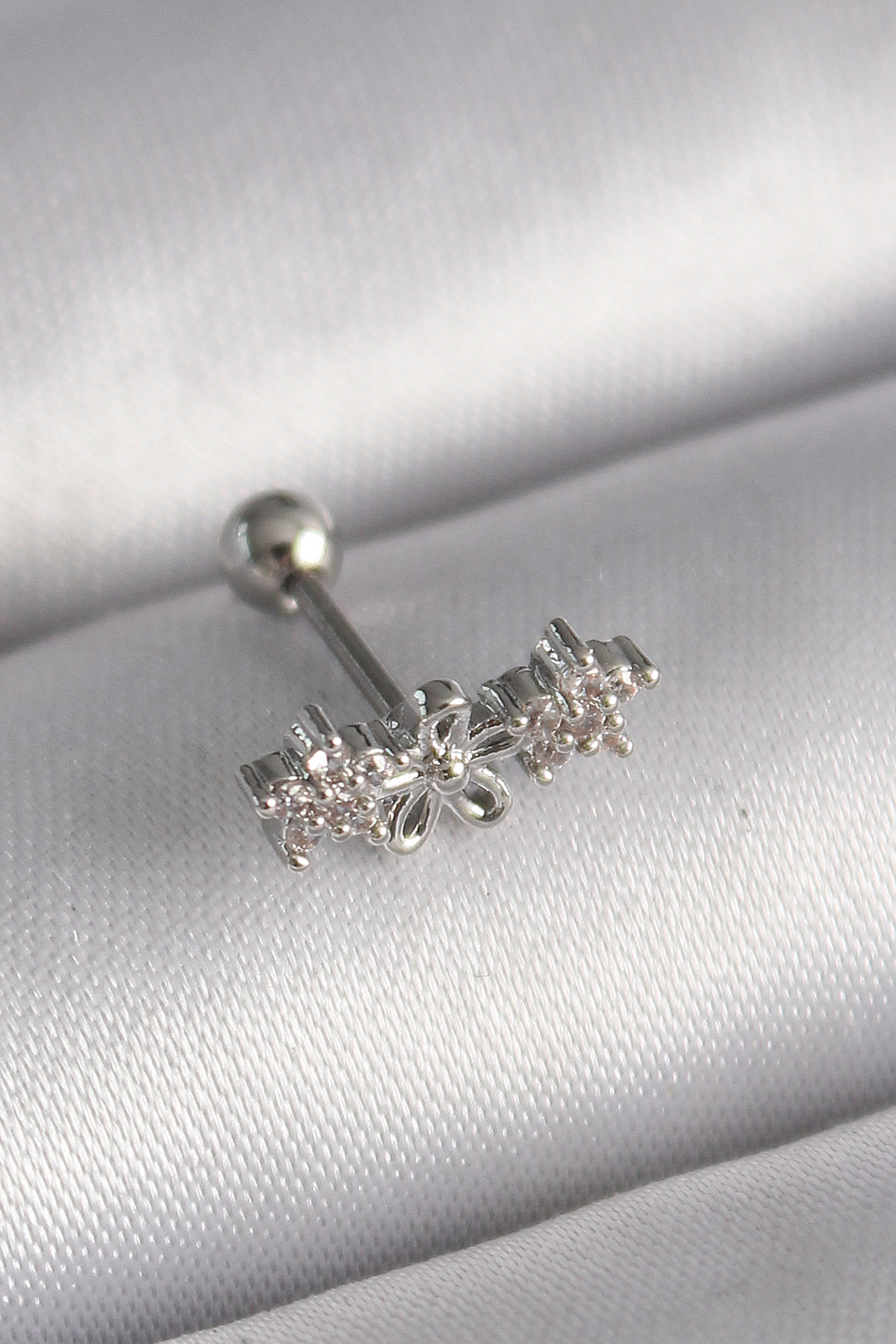 316L Çelik Gümüş Renk Zirkon Taşlı Çiçek Tragus Piercing - Lisinya 316L Çelik Gümüş Renk Zirkon Taşlı Çiçek Tragus Piercing - Lisinya