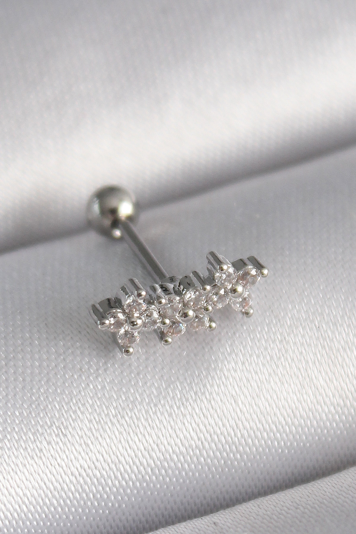 316L Çelik Gümüş Renk Zirkon Taşlı Yonca Tragus Piercing - Lisinya 316L Çelik Gümüş Renk Zirkon Taşlı Yonca Tragus Piercing - Lisinya