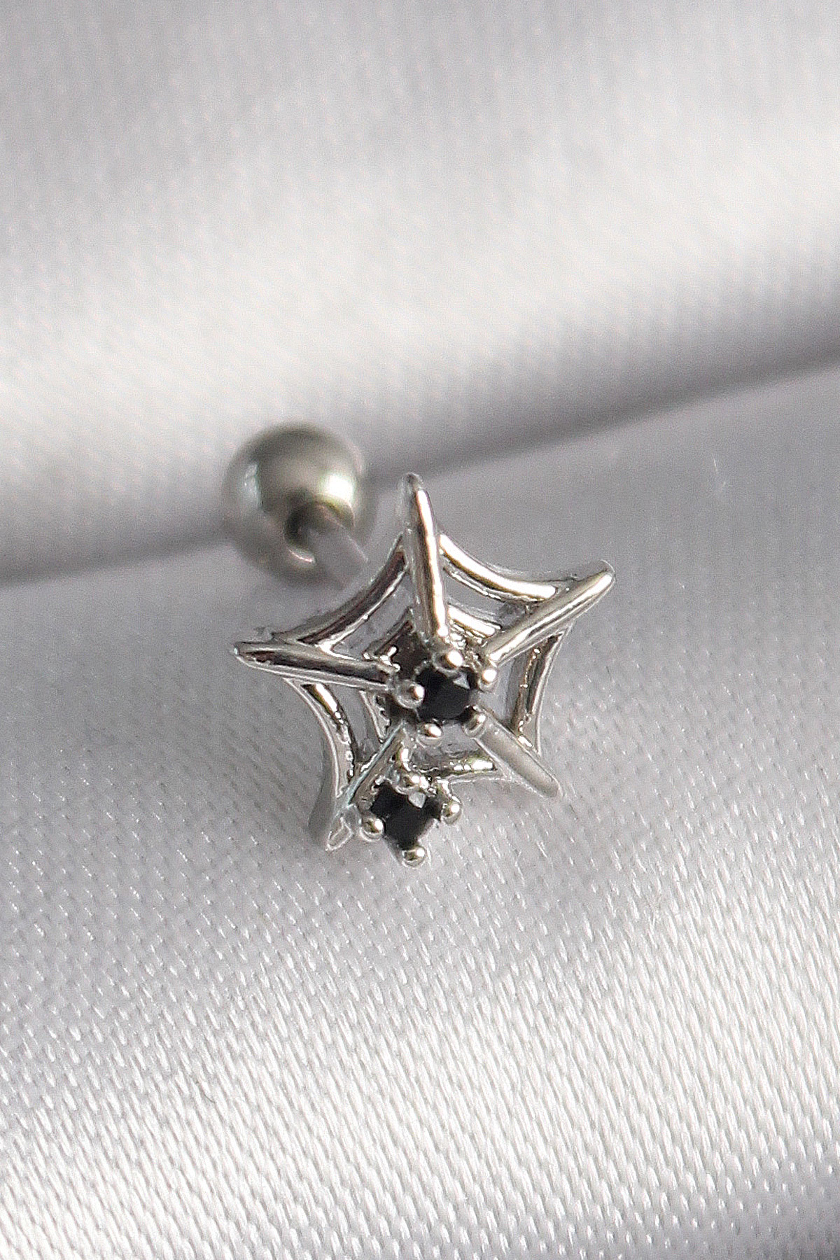 316L Çelik Gümüş Renk Siyah Zirkon Taş Detay Örümcek Ağ Model Tragus Piercing - Lisinya 316L Çelik Gümüş Renk Siyah Zirkon Taş Detay Örümcek Ağ Model Tragus Piercing - Lisinya