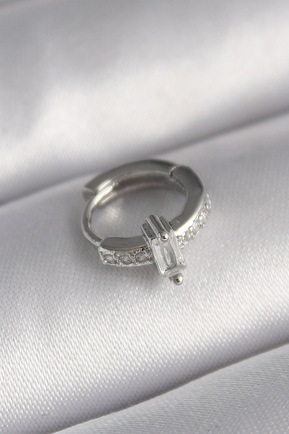 316L Çelik Gümüş Renk Zirkon Taşlı Tragus Piercing - Lisinya 316L Çelik Gümüş Renk Zirkon Taşlı Tragus Piercing - Lisinya