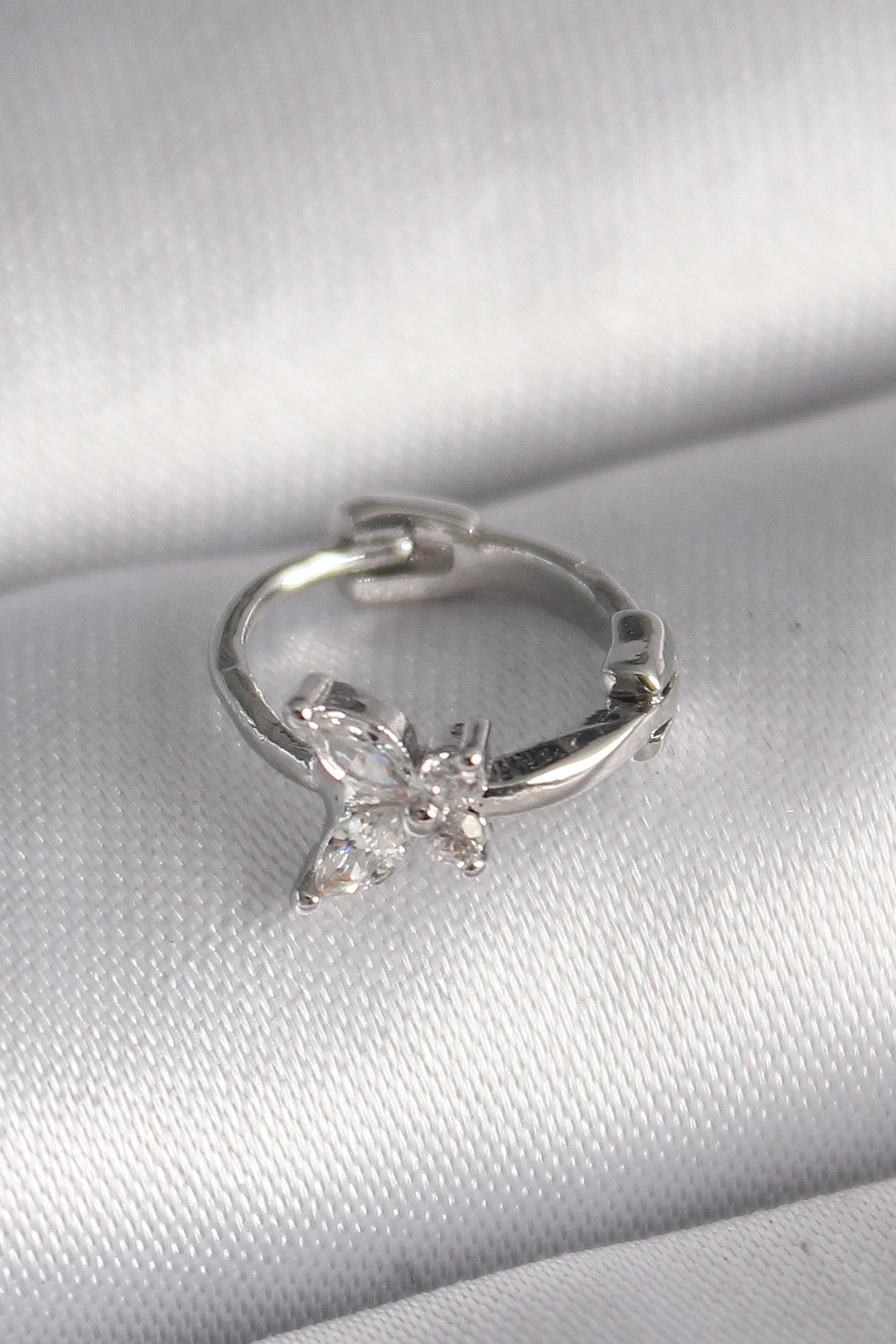 316L Çelik Gümüş Renk Zirkon Taşlı Kelebek Model Tragus Piercing - Lisinya 316L Çelik Gümüş Renk Zirkon Taşlı Kelebek Model Tragus Piercing - Lisinya