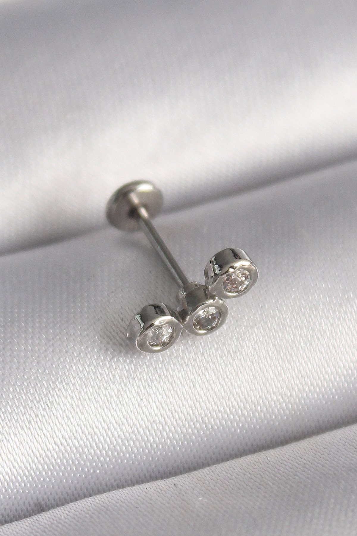 316L Çelik Gümüş Renk Zirkon Taşlı Tragus Piercing - Lisinya 316L Çelik Gümüş Renk Zirkon Taşlı Tragus Piercing - Lisinya