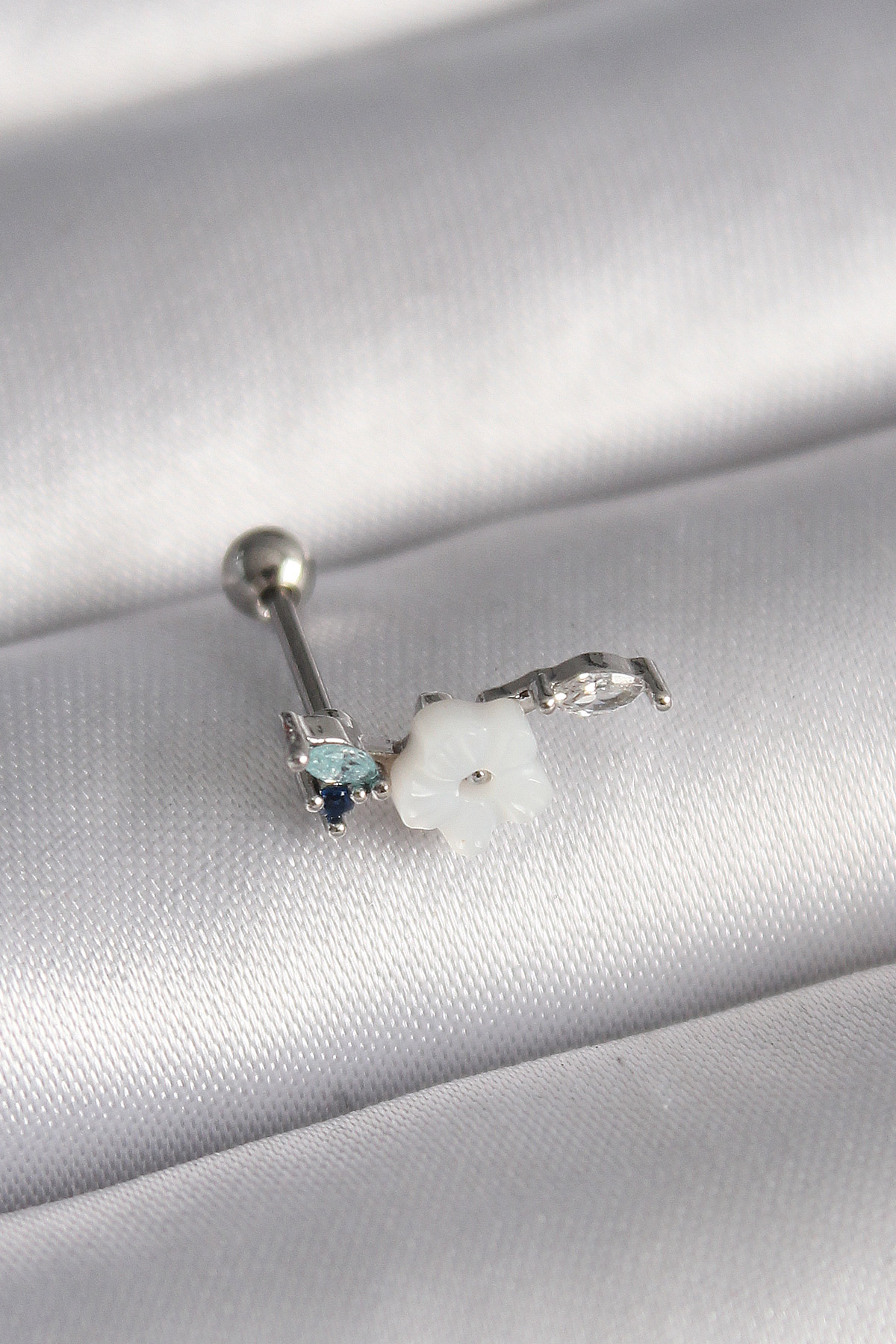 316L Çelik Gümüş Renk Zirkon Taş Detay Beyaz Çiçek Model Tragus Piercing - Lisinya 316L Çelik Gümüş Renk Zirkon Taş Detay Beyaz Çiçek Model Tragus Piercing - Lisinya