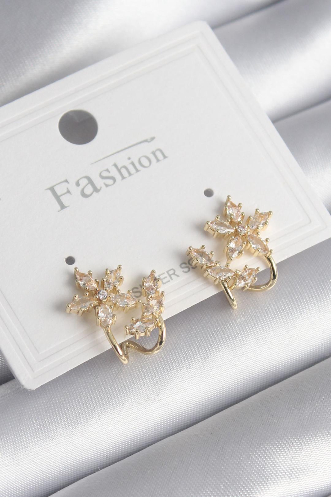 Pirinç Gold Renk Zirkon Taşlı Çiçek Model Kadın Küpe - Lisinya Pirinç Gold Renk Zirkon Taşlı Çiçek Model Kadın Küpe - Lisinya