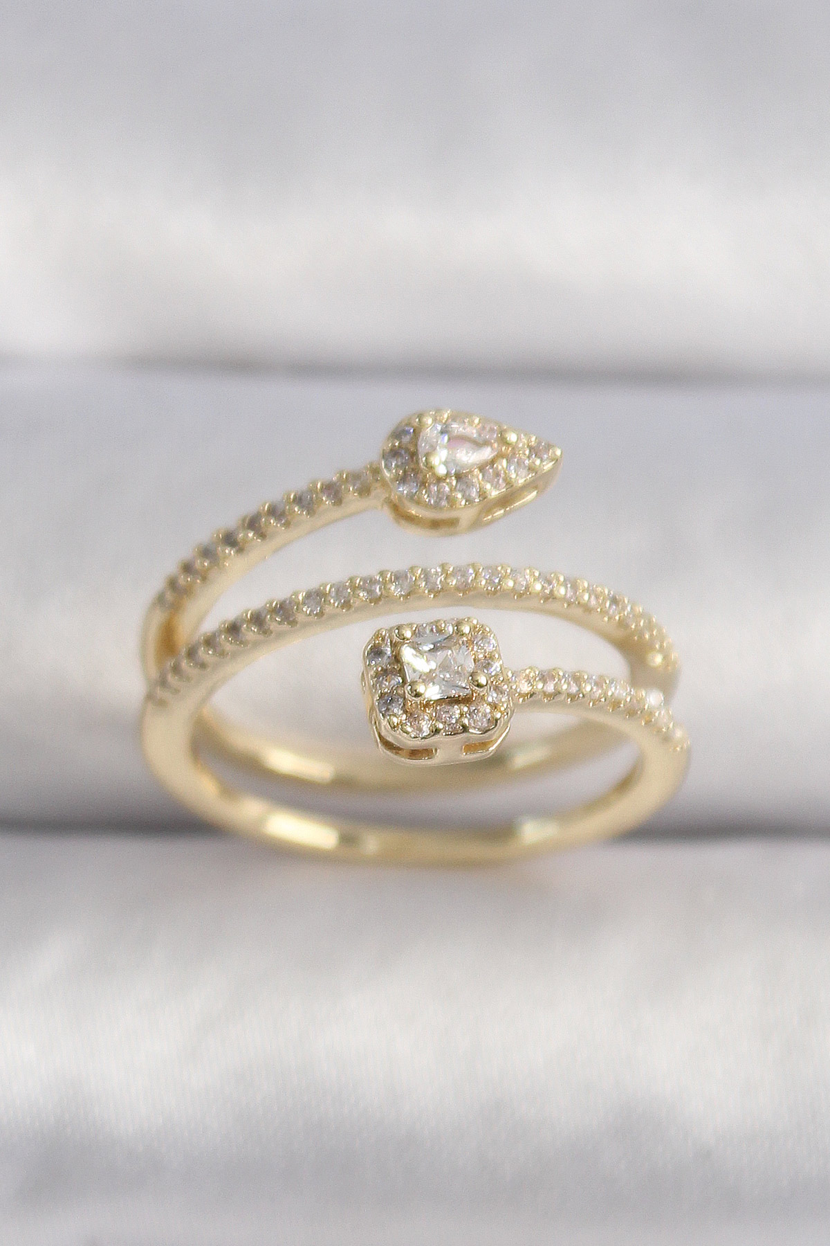 Pirinç Gold Renk Zirkon Taşlı Ok Model VIP Seri Kadın Yüzük - Lisinya