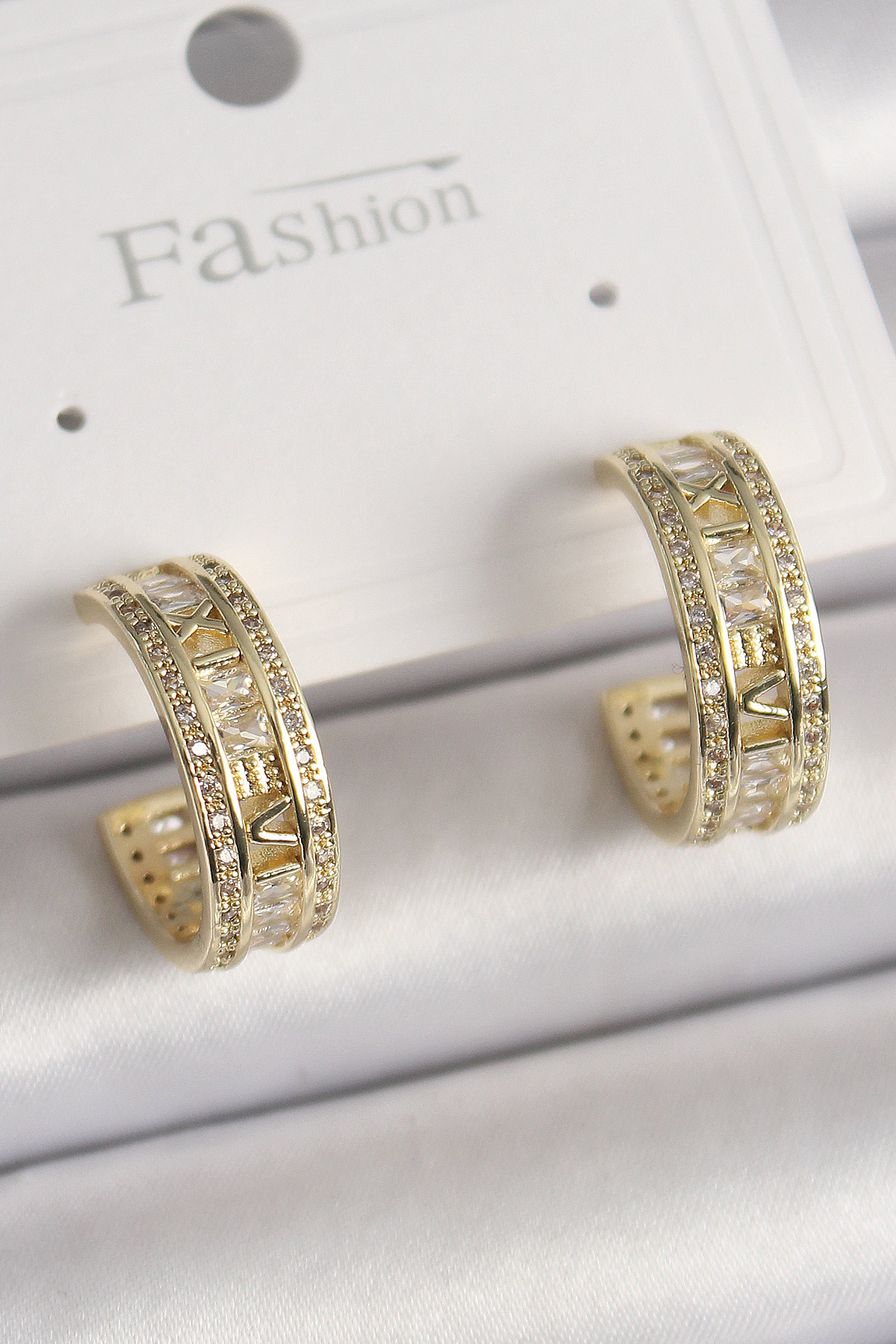 Pirinç Gold Renk Zirkon Taşlı İşleme Detay Halka Model Kadın Küpe - Lisinya Pirinç Gold Renk Zirkon Taşlı İşleme Detay Halka Model Kadın Küpe - Lisinya