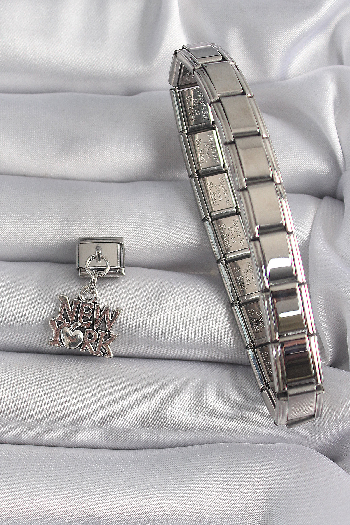 316L Çelik Gümüş Renk Sallantı New York Yazı Model Nomination Charm - Lisinya 316L Çelik Gümüş Renk Sallantı New York Yazı Model Nomination Charm - Lisinya