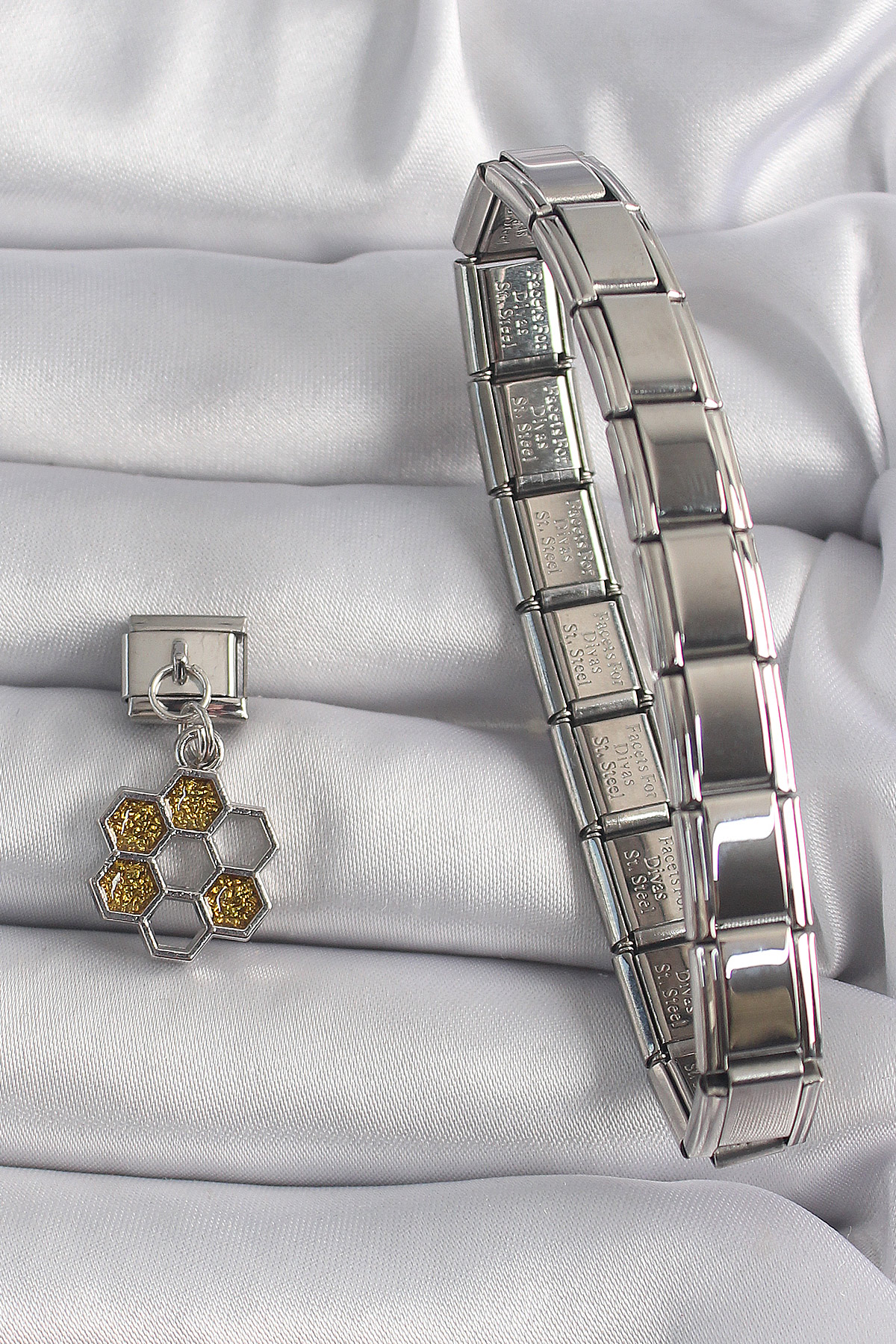 316L Çelik Gümüş Renk Sallantı Simli Bal Beteği Model Nomination Charm - Lisinya 316L Çelik Gümüş Renk Sallantı Simli Bal Beteği Model Nomination Charm - Lisinya