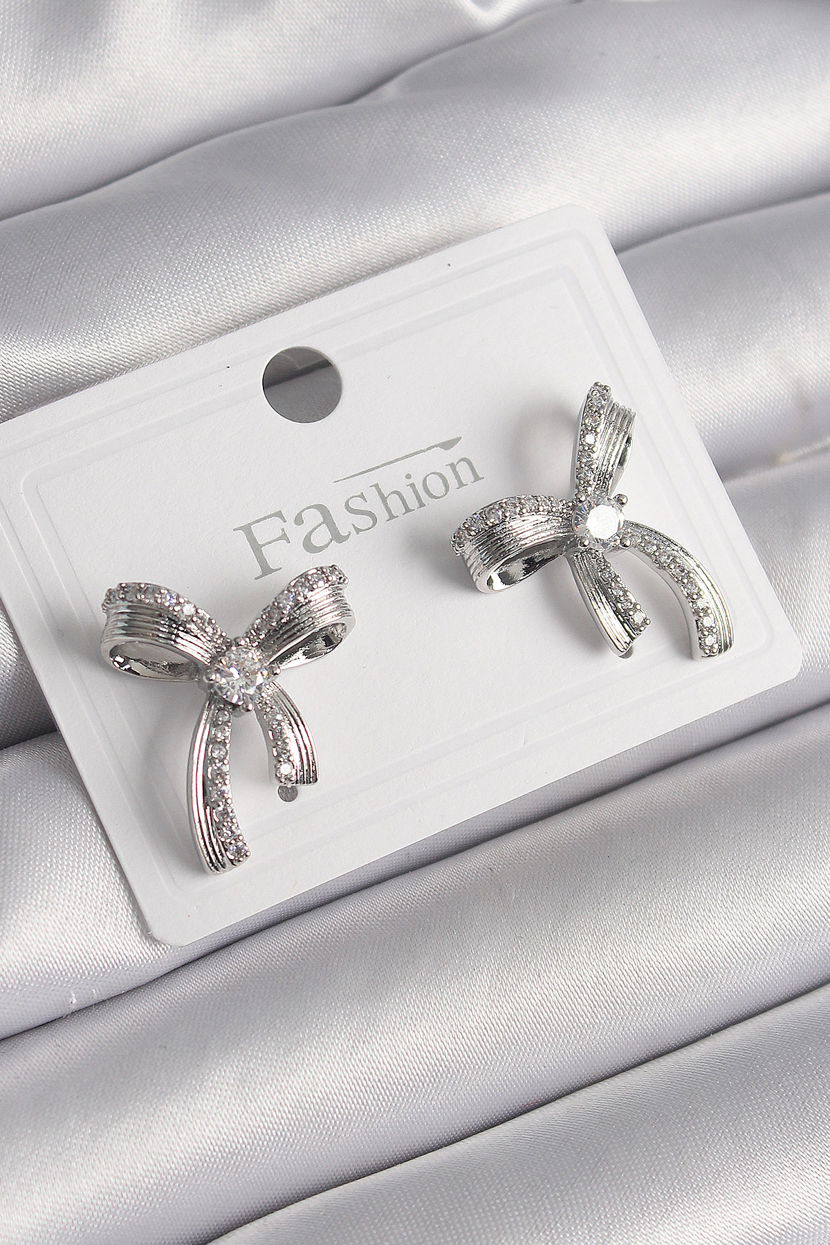 Pirinç Gümüş Renk Zirkon Taşlı Fiyonk Model Kadın Küpe - Lisinya Pirinç Gümüş Renk Zirkon Taşlı Fiyonk Model Kadın Küpe - Lisinya