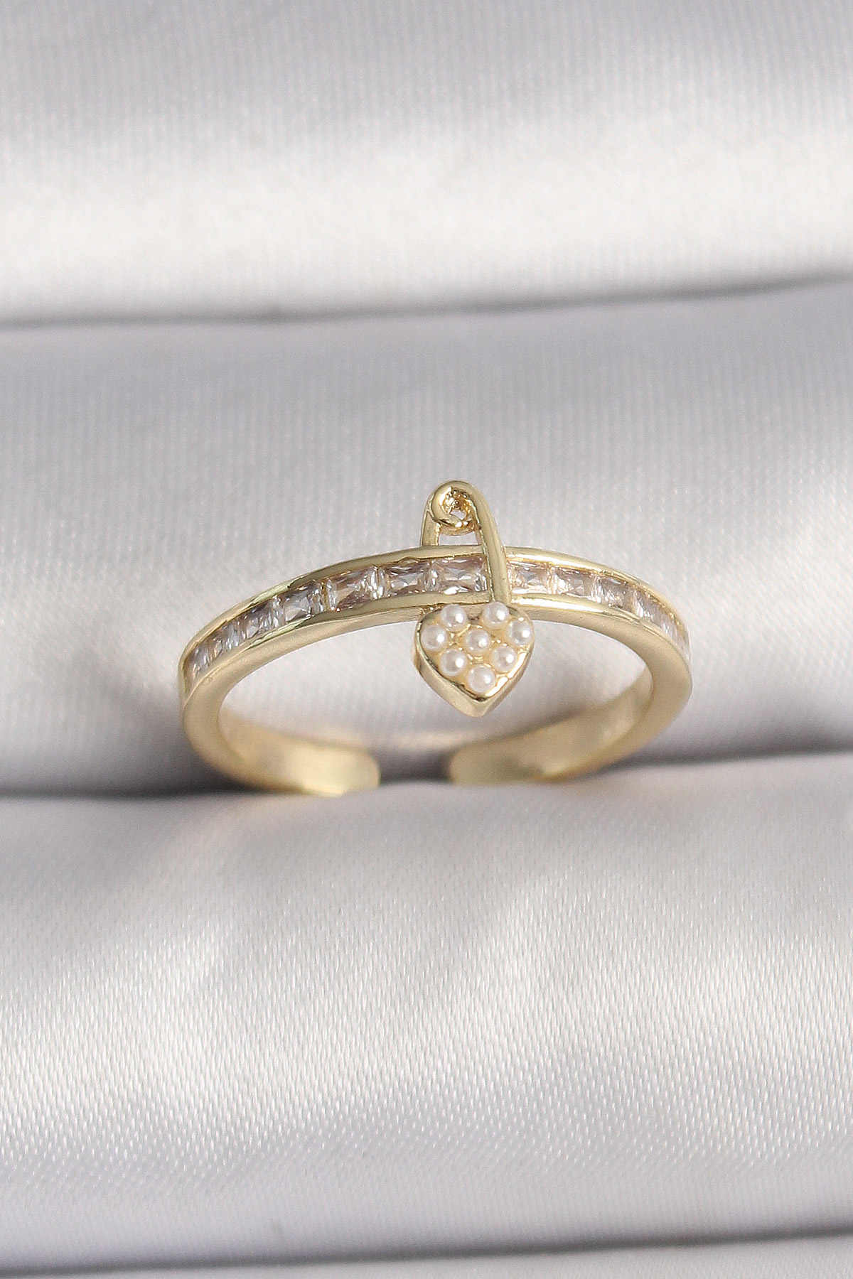 Pirinç Gold Renk Zirkon Taşlı İnci Detay Kilit Kalp Figür Ayarlanabilir Yüzük - Lisinya Pirinç Gold Renk Zirkon Taşlı İnci Detay Kilit Kalp Figür Ayarlanabilir Yüzük - Lisinya