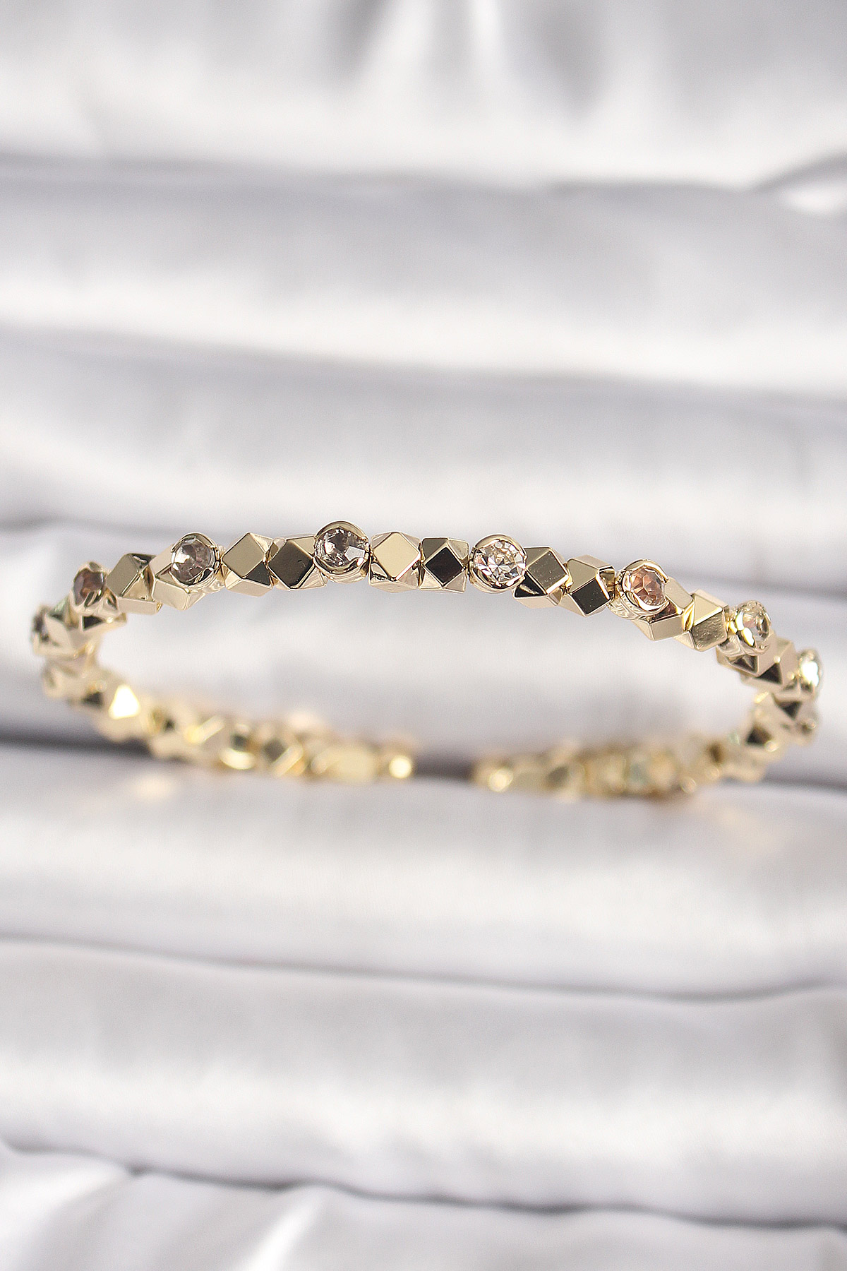 Pirinç Gold Renk Zirkon Taşlı Küp Dorika Model Kadın Bileklik - Lisinya Pirinç Gold Renk Zirkon Taşlı Küp Dorika Model Kadın Bileklik - Lisinya