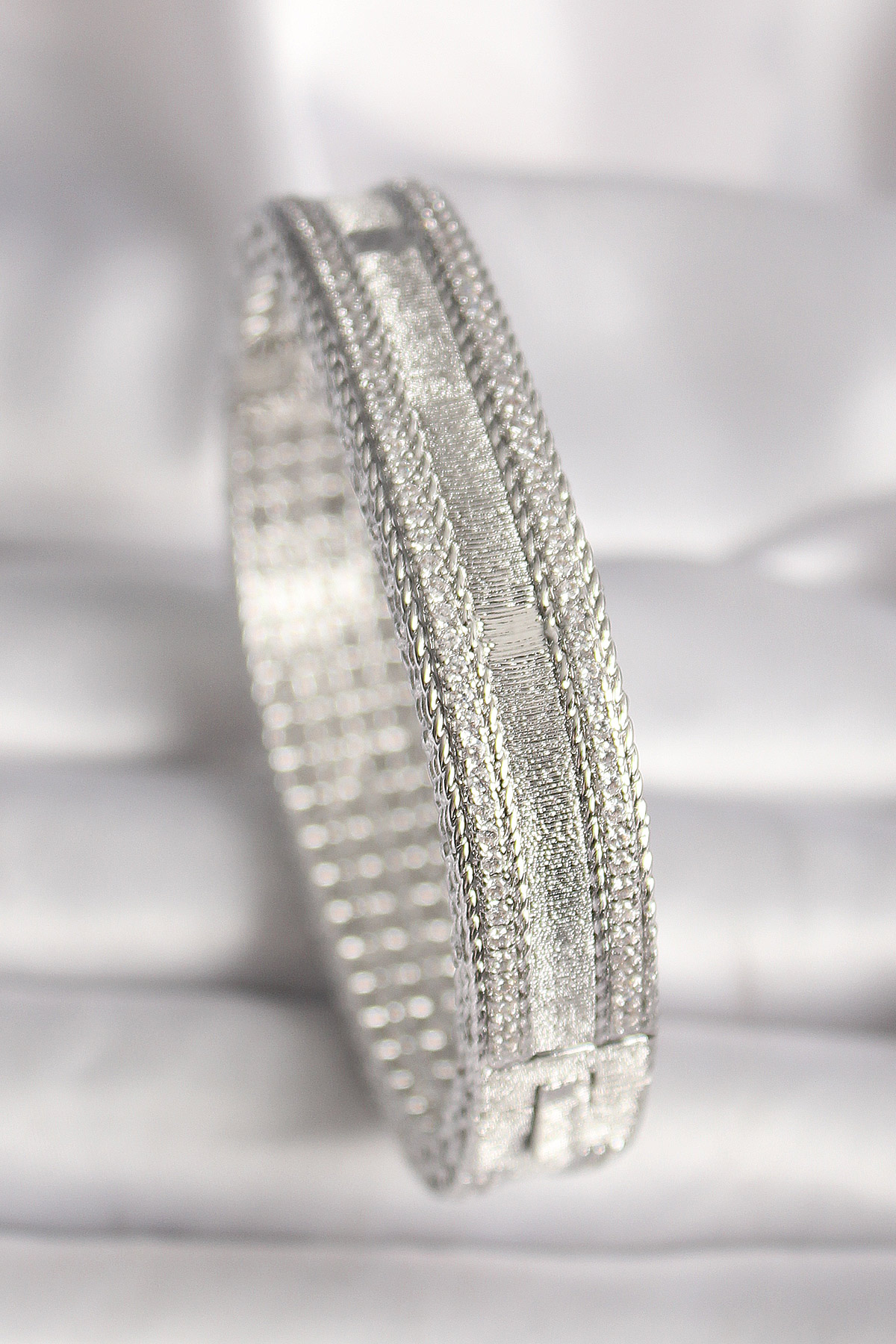 Pirinç Gümüş Renk Zirkon Taşlı Kadın Kelepçe - Lisinya Pirinç Gümüş Renk Zirkon Taşlı Kadın Kelepçe - Lisinya