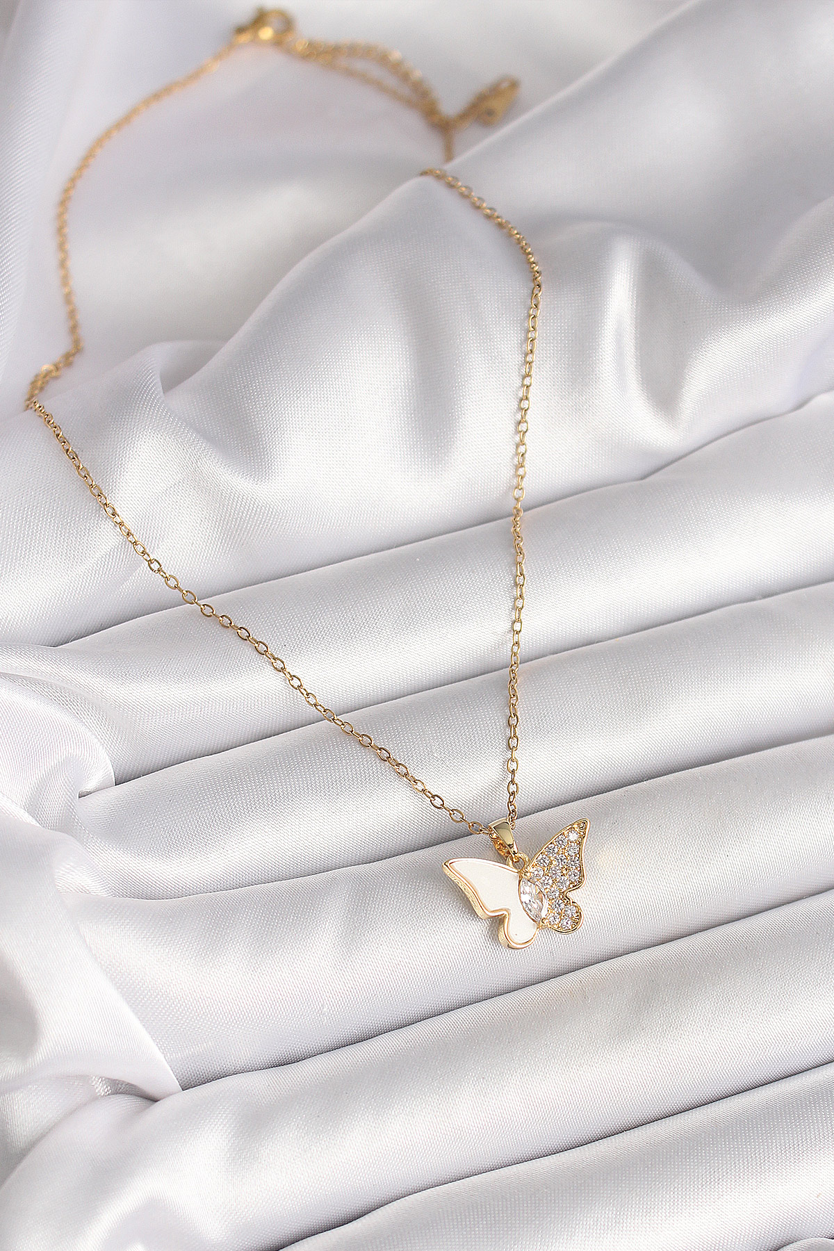 316L Çelik Gold Renk Zincir Zirkon Taşlı Beyaz Mineli Kelebek Model Kadın Kolye - Lisinya 316L Çelik Gold Renk Zincir Zirkon Taşlı Beyaz Mineli Kelebek Model Kadın Kolye - Lisinya