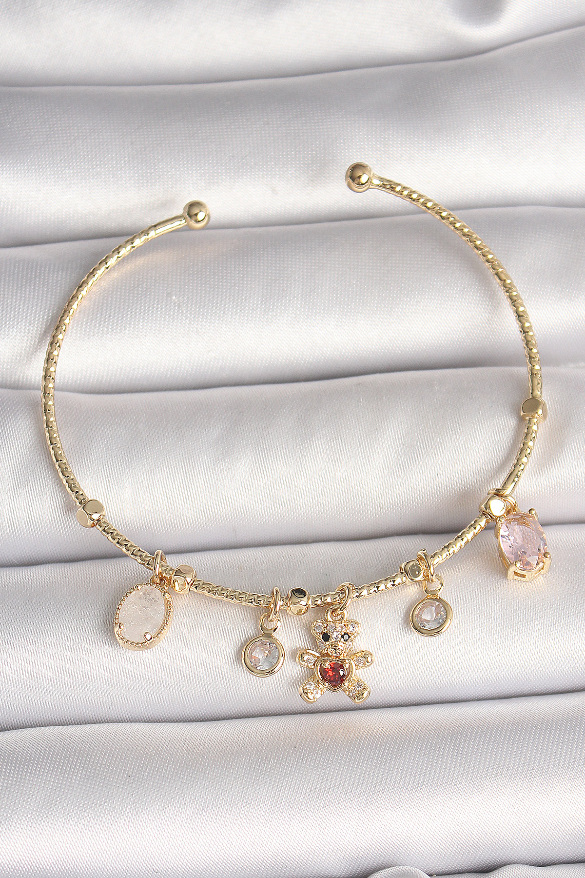 Pirinç Gold Renk Sallantı Zirkon Taşlı Ayıcık Figür Kırmızı Kalp Detay Charm Kadın Bileklik - Lisinya