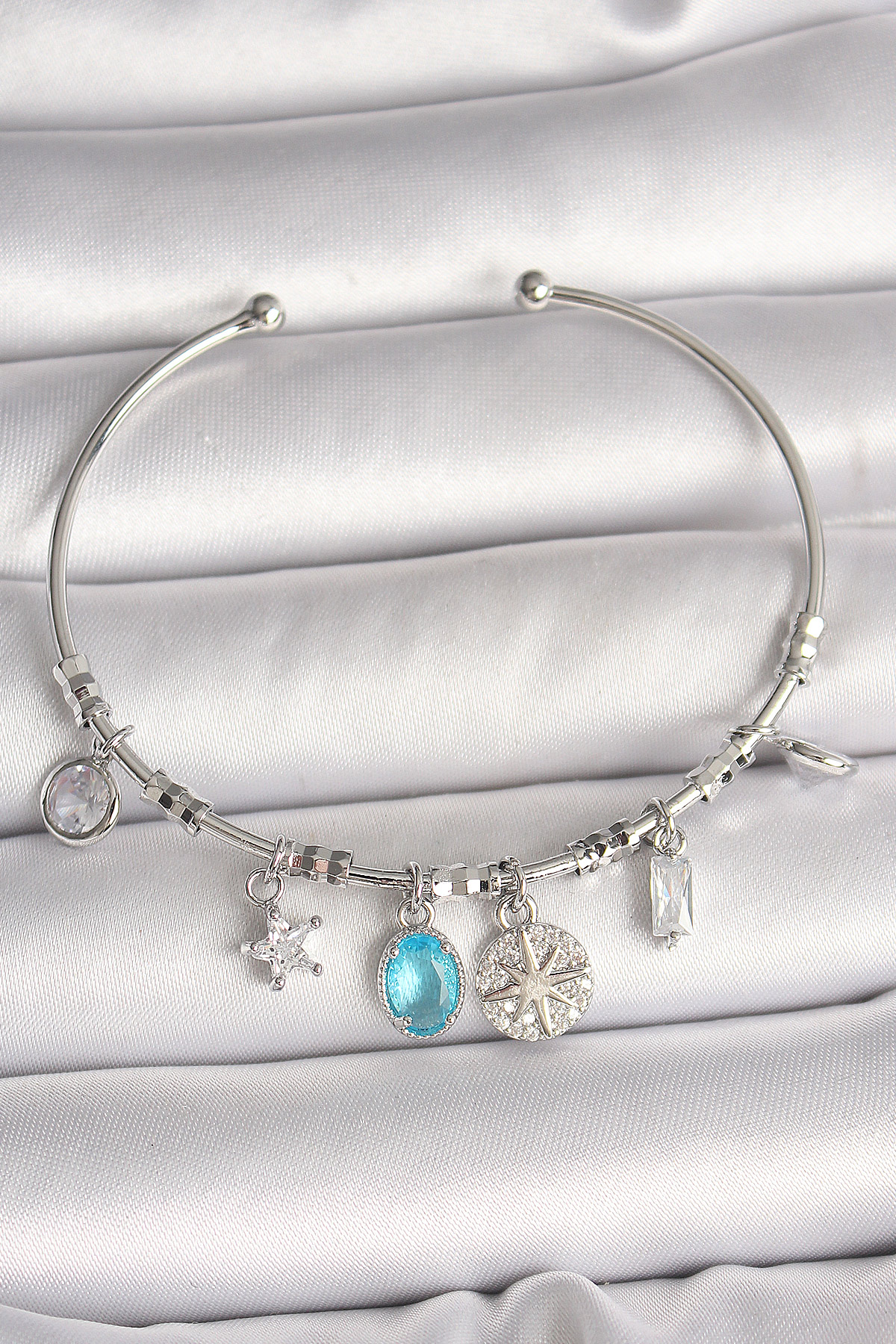 Pirinç Gümüş Renk Sallantı Pusula Figür Kalp Detay Charm Kadın Bileklik - Lisinya