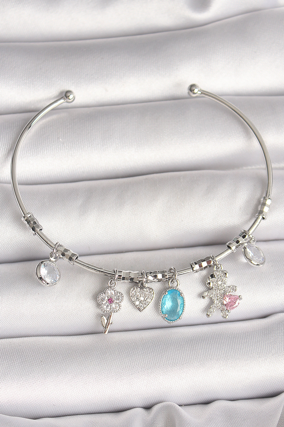 Pirinç Gümüş Renk Sallantı Zirkon Taşlı Ayıcık Figür Çiçek Detay Charm Kadın Bileklik - Lisinya