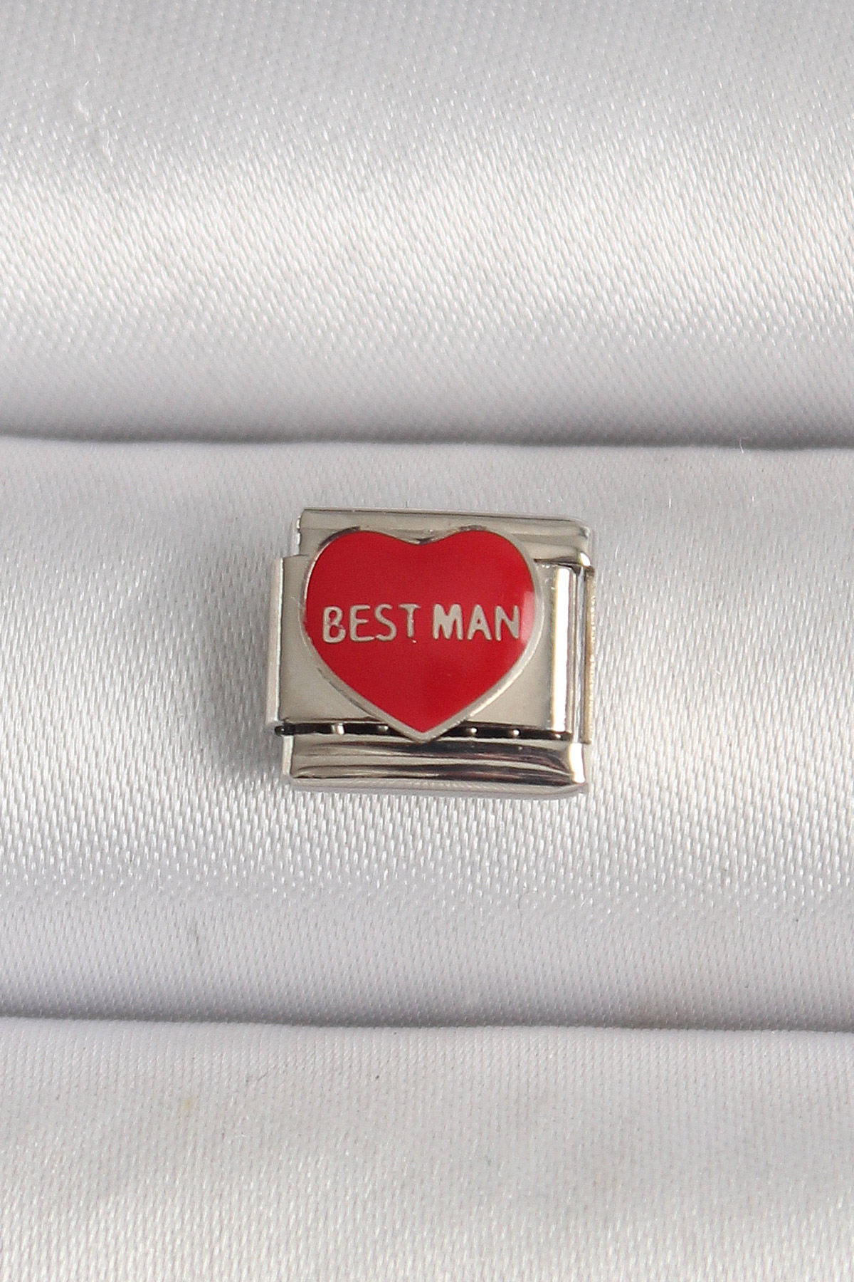 316L Çelik Gümüş Renk 'Best Man' Yazılı Kırmızı Kalp İşlemeli Nomination Charm - Lisinya