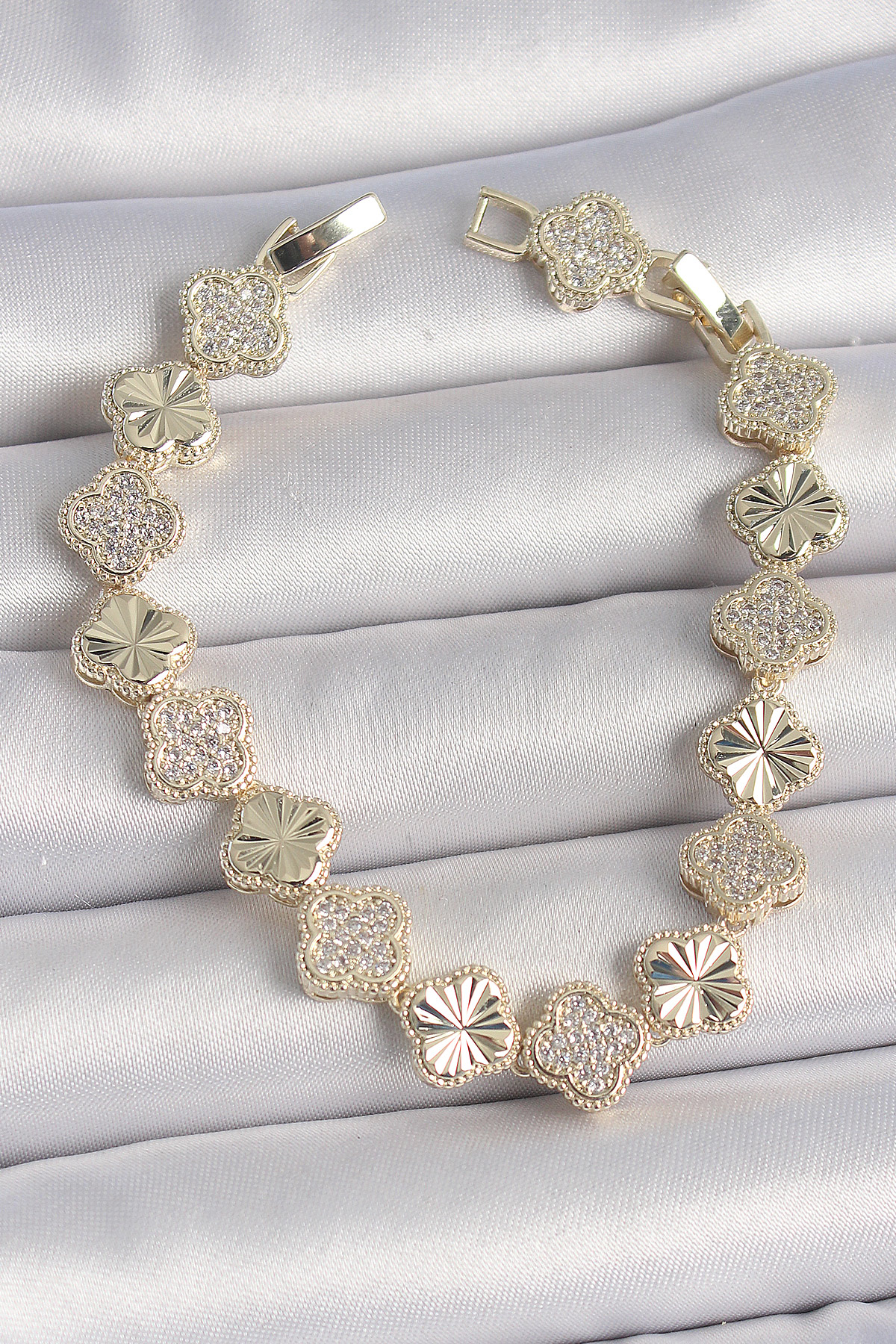 Pirinç Gold Renk Zirkon Taşlı İşlemeli Yonca Model VIP Seri Exculusive Kadın Bileklik - Lisinya