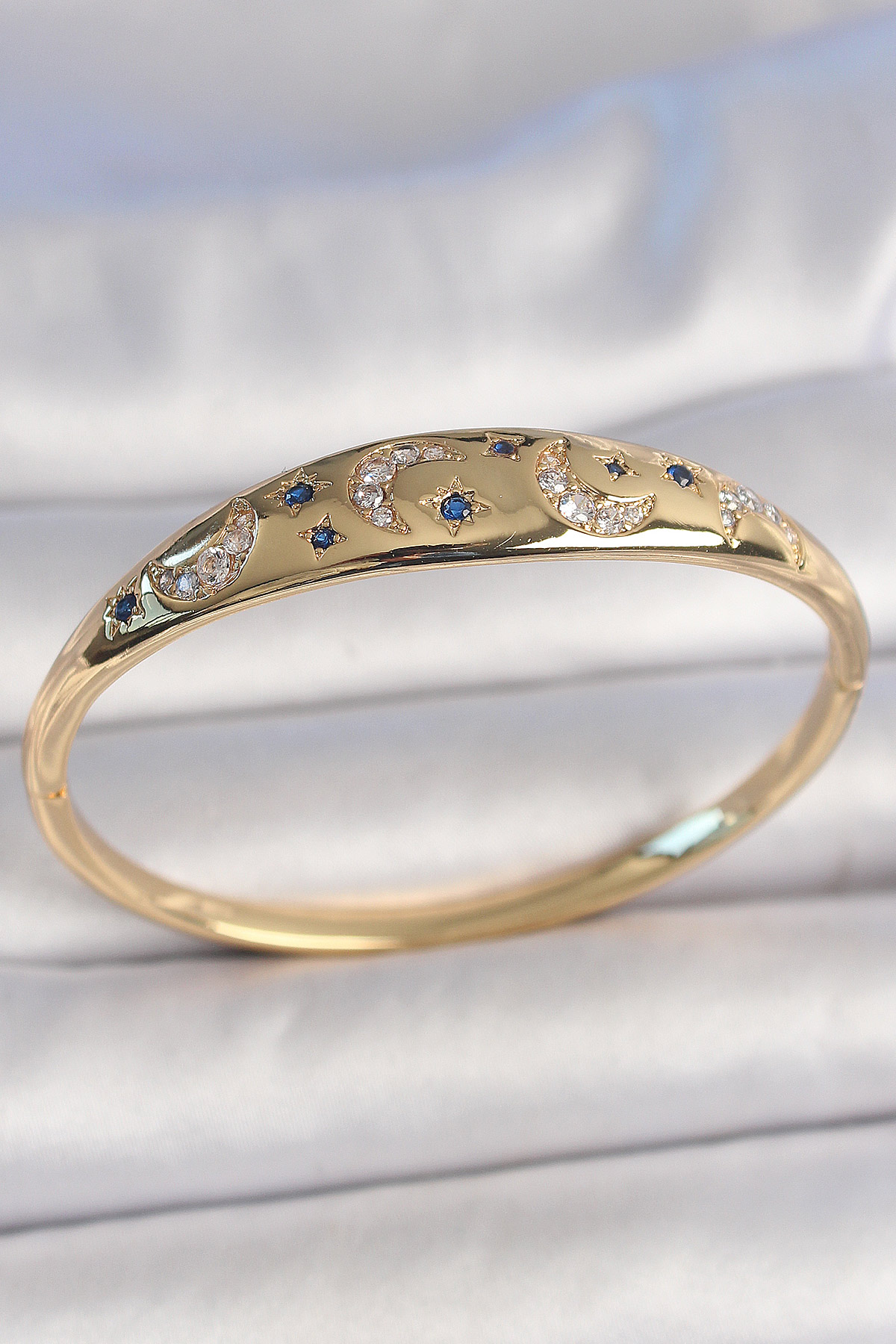 Pirinç Gold Renk Zirkon Taşlı Hilal İşleme Mavi Taşlı Yıldız Detay Kadın Kelepçe - Lisinya Pirinç Gold Renk Zirkon Taşlı Hilal İşleme Mavi Taşlı Yıldız Detay Kadın Kelepçe - Lisinya