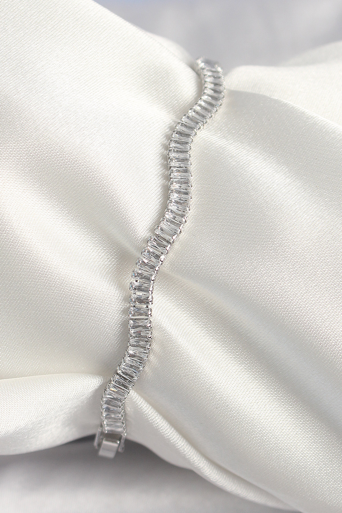 Pirinç Gümüş Renk Su Yolu Zirkon Taşlı Model Kadın Bileklik - Lisinya