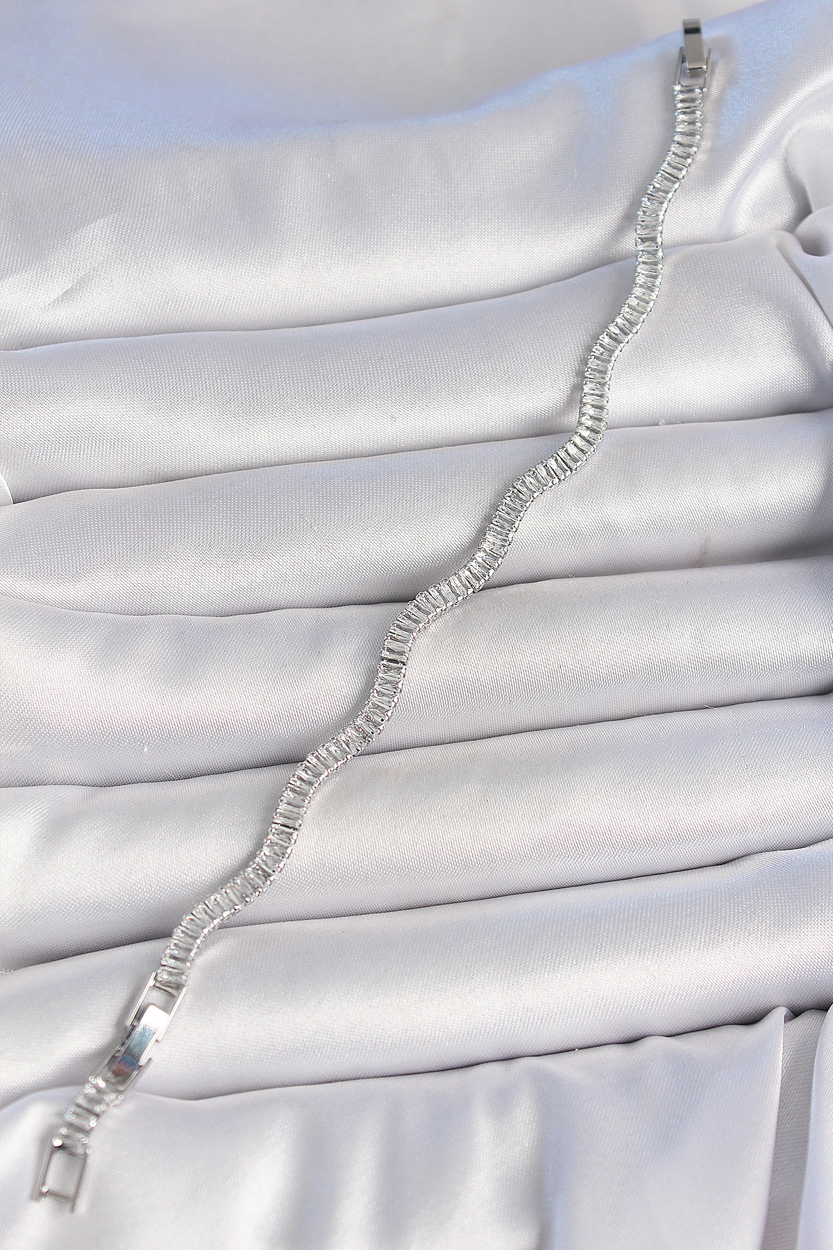 Pirinç Gümüş Renk Su Yolu Zirkon Taşlı Model Kadın Bileklik - Lisinya