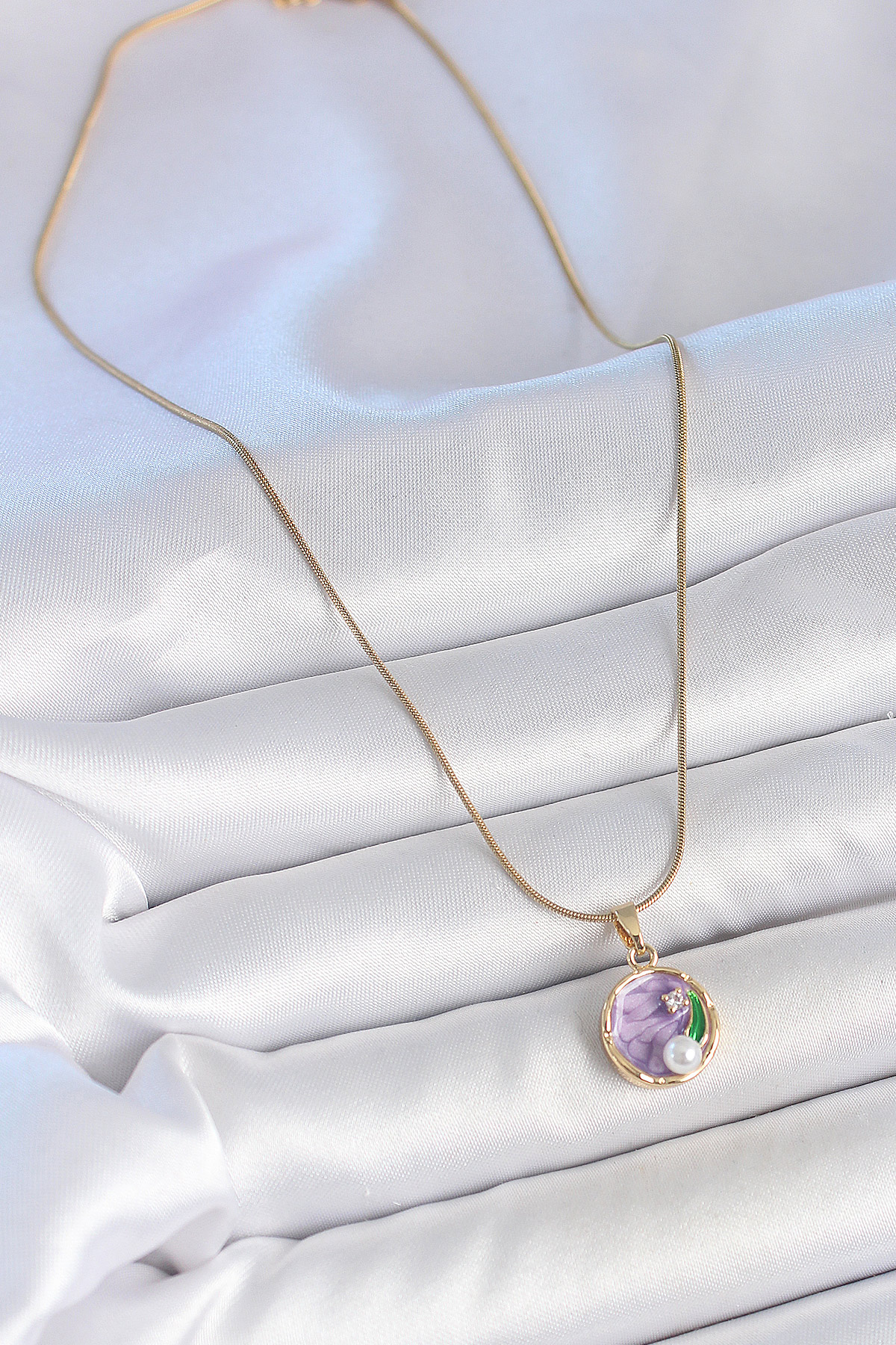 316L Çelik Gold Renk Zincir Mor Çiçek İşlemeli Zirkon Taş İnci Detaylı Minimal Portre Model Kadın Kolye - Lisinya
