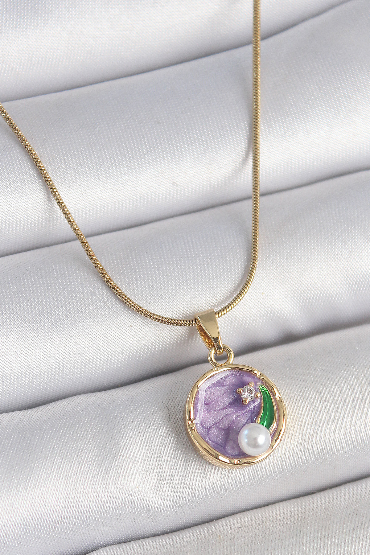 316L Çelik Gold Renk Zincir Mor Çiçek İşlemeli Zirkon Taş İnci Detaylı Minimal Portre Model Kadın Kolye - Lisinya 316L Çelik Gold Renk Zincir Mor Çiçek İşlemeli Zirkon Taş İnci Detaylı Minimal Portre Model Kadın Kolye - Lisinya