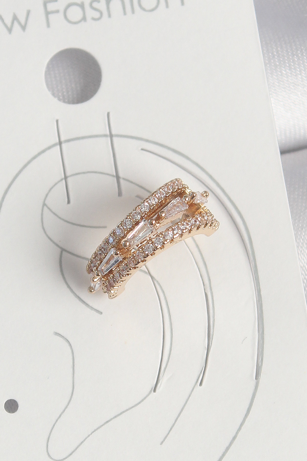 Pirinç Gold Renk Zirkon Taşlı 3'Lü Sıralı Model Kadın Kıkırdak Küpe - Lisinya Pirinç Gold Renk Zirkon Taşlı 3'Lü Sıralı Model Kadın Kıkırdak Küpe - Lisinya