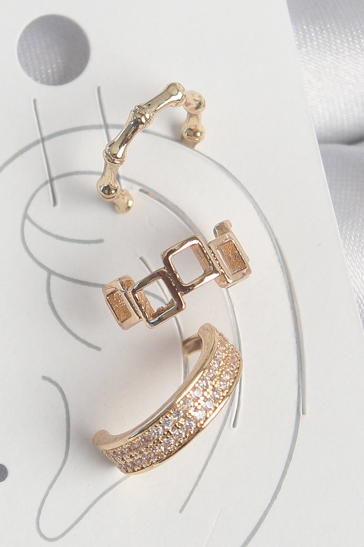 Pirinç Gold Renk Kare Model Zirkon Taşlı 3'Lü Model Kadın Kıkırdak Küpe - Lisinya Pirinç Gold Renk Kare Model Zirkon Taşlı 3'Lü Model Kadın Kıkırdak Küpe - Lisinya