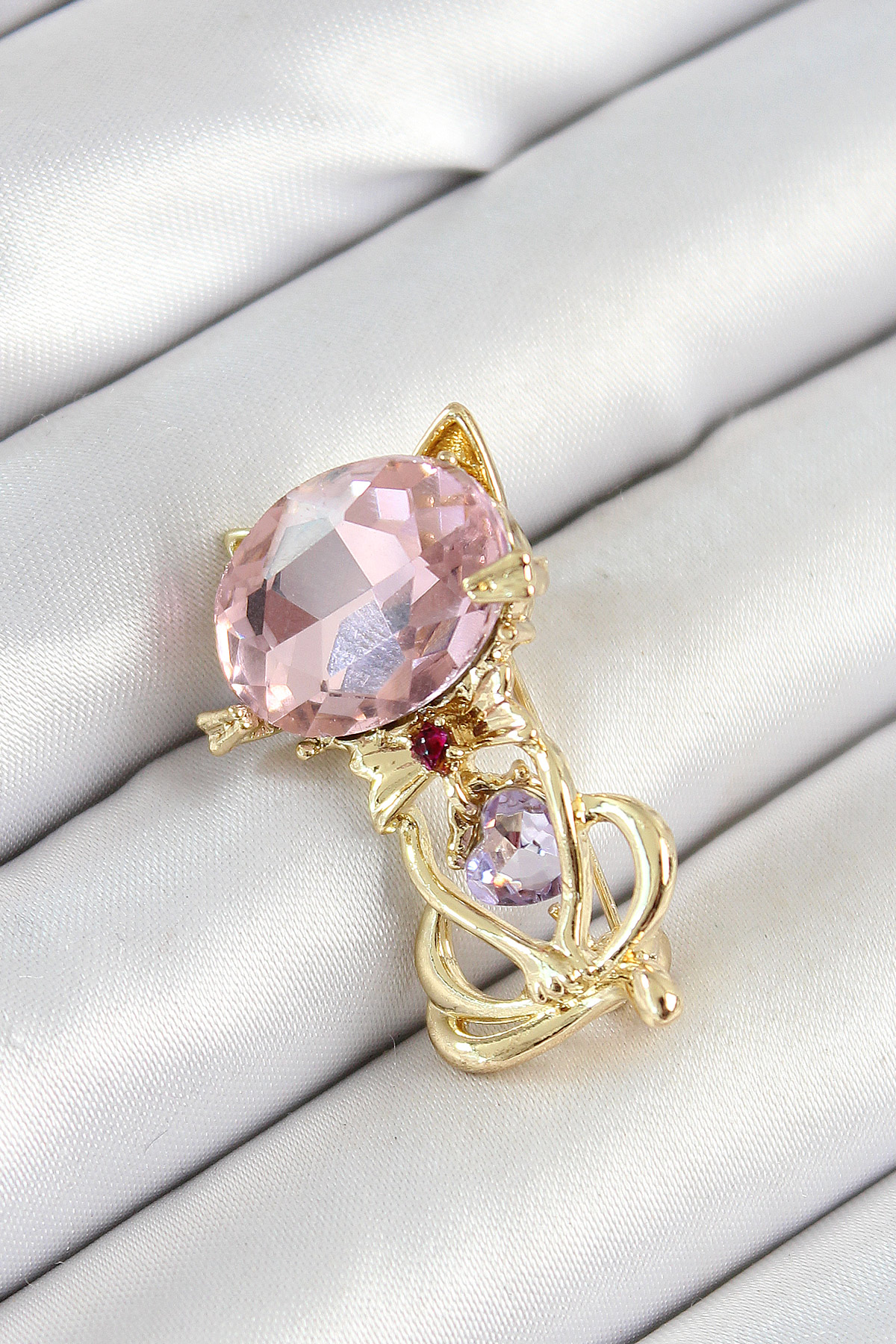 Pembe Zirkon Taşlı Kap Detaylı Kedi Figürlü Gold Renk Kadın Broş - Lisinya Pembe Zirkon Taşlı Kap Detaylı Kedi Figürlü Gold Renk Kadın Broş - Lisinya