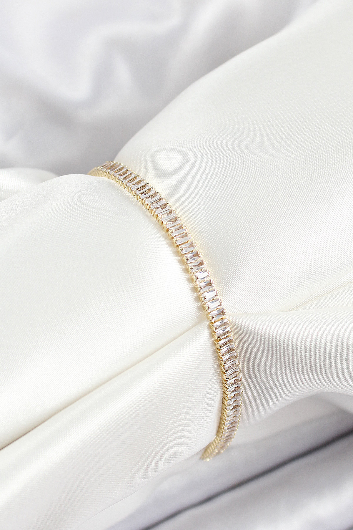 Pirinç Zirkon Taşlı İnce Su Yolu Model Gold Renk Kadın Bileklik - Lisinya