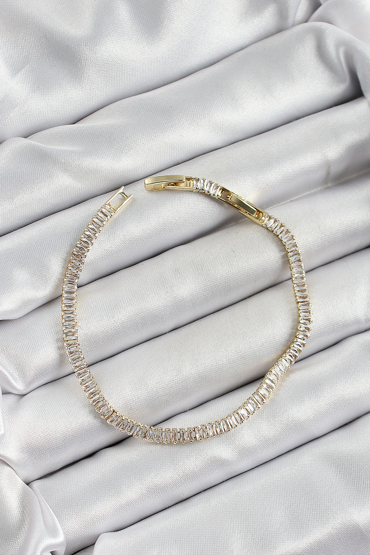 Pirinç Zirkon Taşlı İnce Su Yolu Model Gold Renk Kadın Bileklik - Lisinya Pirinç Zirkon Taşlı İnce Su Yolu Model Gold Renk Kadın Bileklik - Lisinya