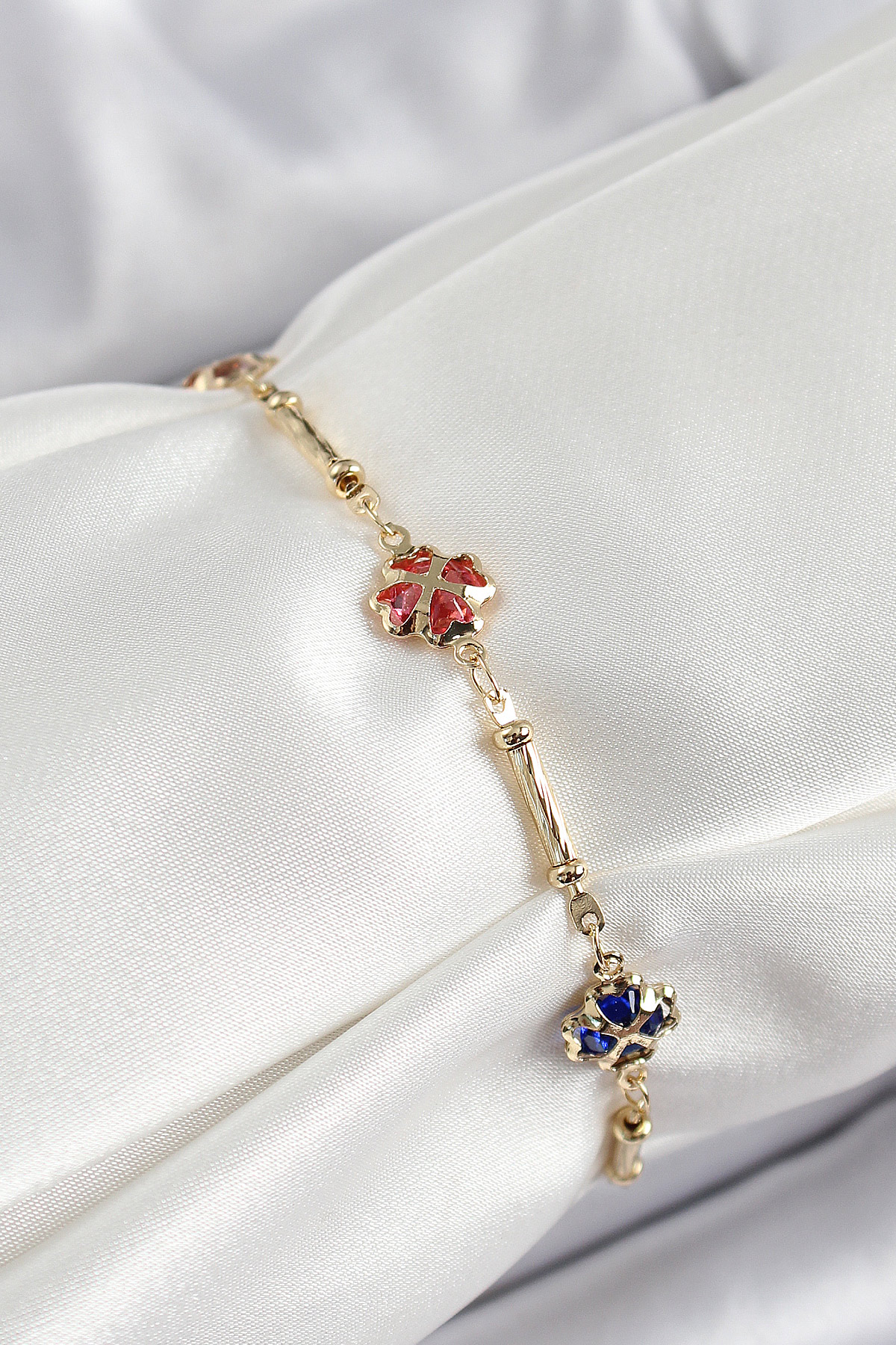 Pirinç Gold Renk Karışık Renk Yonca Zirkon Taşlı Kadın Bileklik - Lisinya