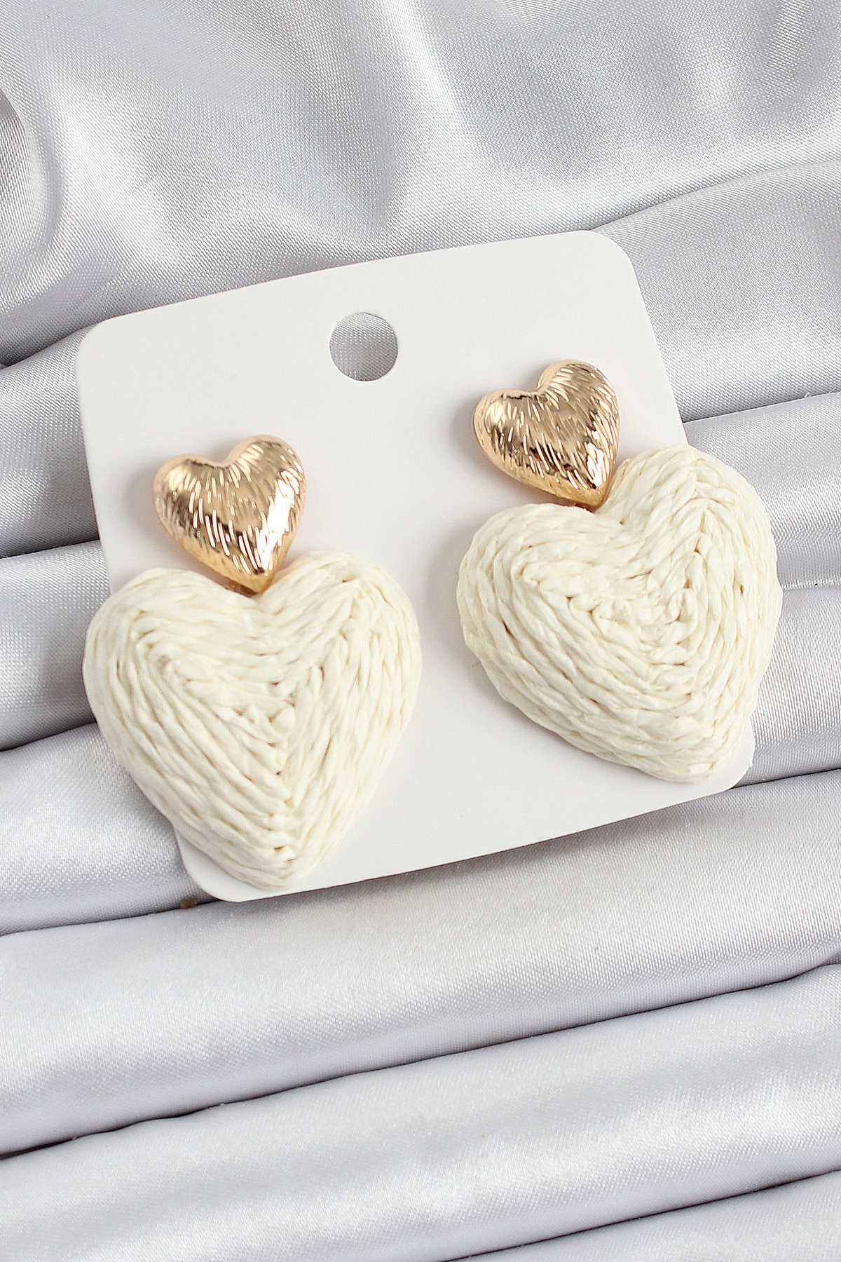 Krem Kalp Figürlü Hasır Örgü Model Gold Renk Kadın Küpe - Lisinya Krem Kalp Figürlü Hasır Örgü Model Gold Renk Kadın Küpe - Lisinya