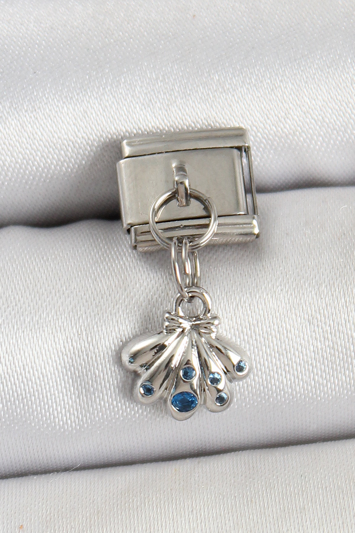 316L Çelik Sallantılı Fiyonklu Buket Model Gümüş Renk Nomination Charm - Lisinya