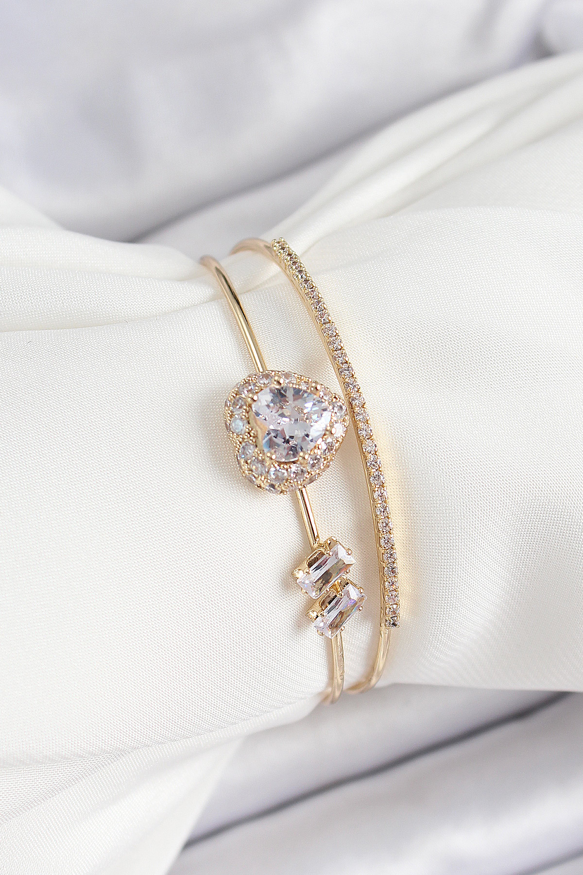 Pirinç Gold Renk Kalpli Zirkon Taşlı Kadın Bileklik - Lisinya