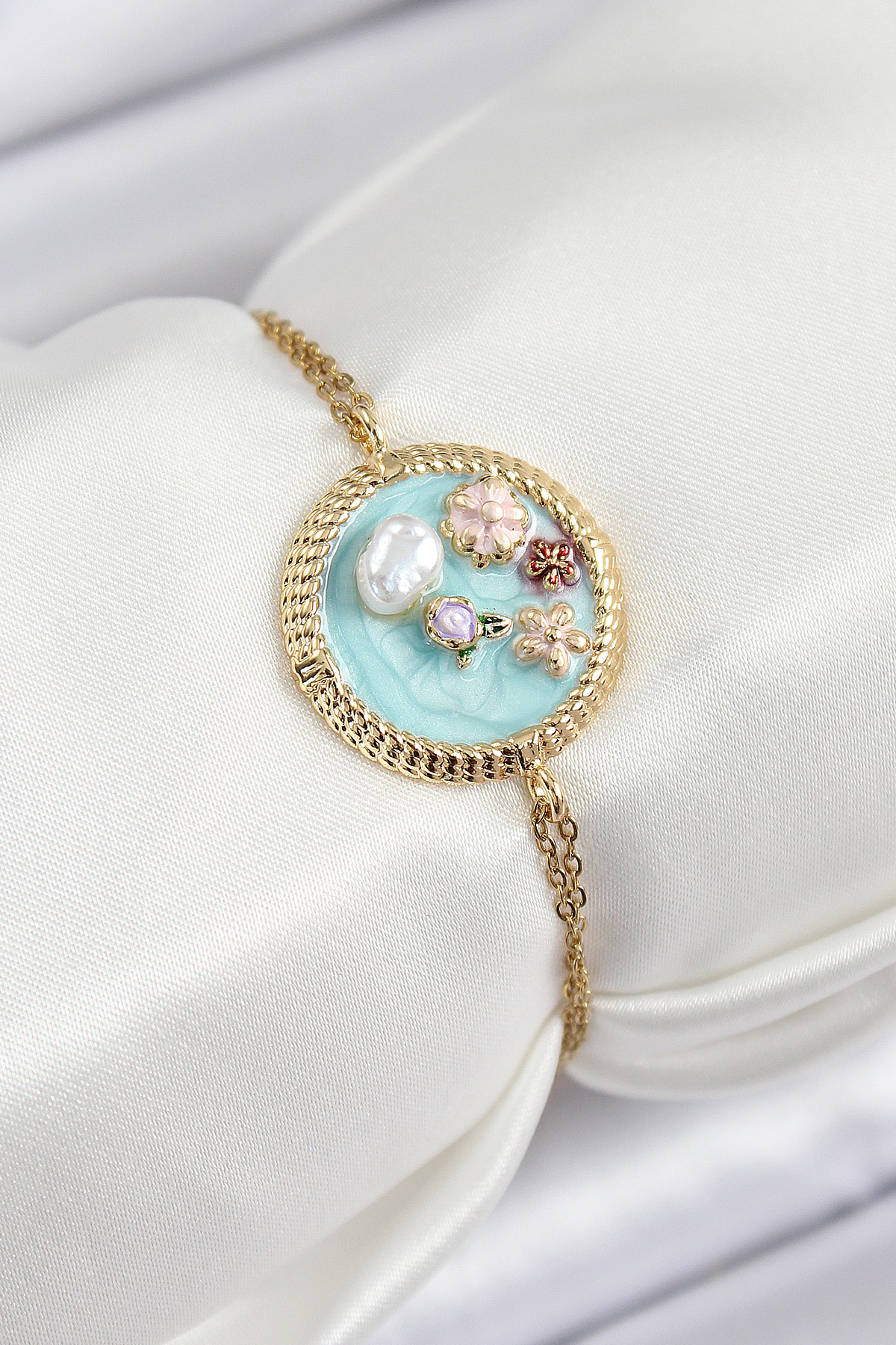 316L Çelik Zincir Turkuaz Mineli Sanatsal Portre İnci Detaylı Çiçek Model Gold Renk Kadın Bileklik - Lisinya