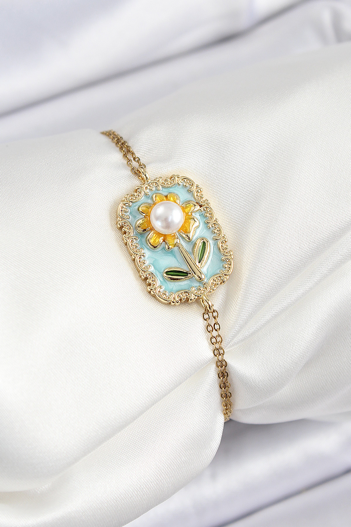316L Çelik Zincir Turkuaz Mineli Sanatsal Portre İnci Detaylı Papatya Model Gold Renk Kadın Bileklik - Lisinya