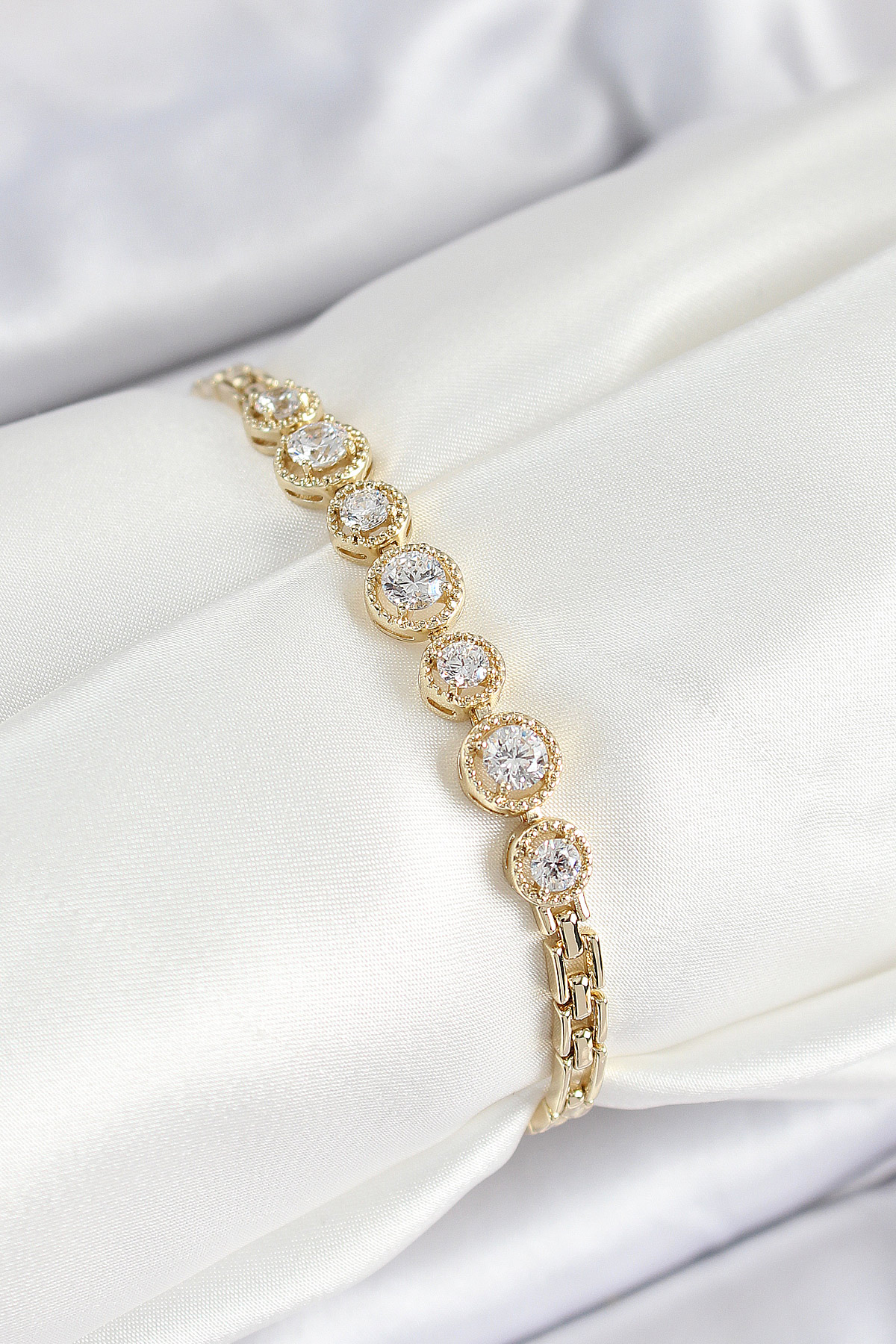 Xuping Pirinç Sıralı Daire Baget Model Gold Renk Kadın Bileklik - Lisinya