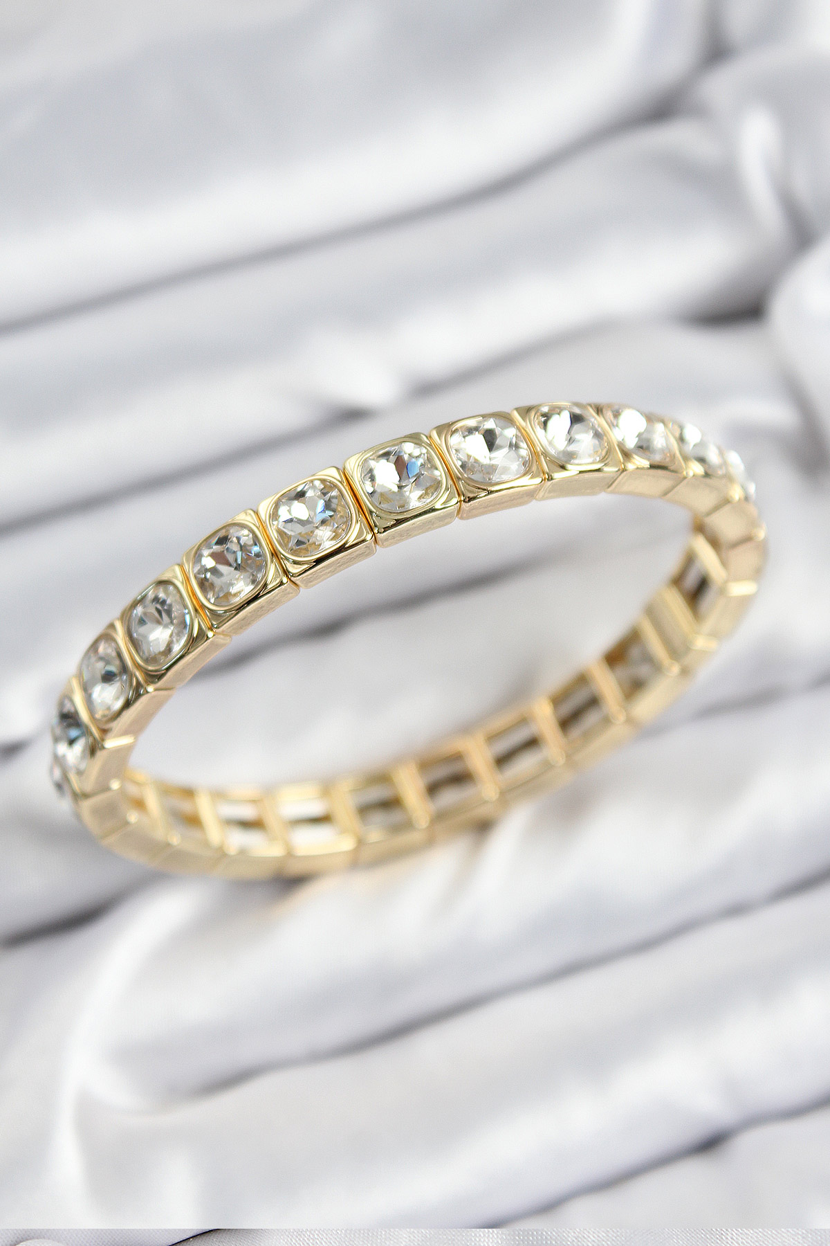 Pirinç Zirkon Taşlı Kare Model Gold Renk Lastikli Kadın Bileklik - Lisinya