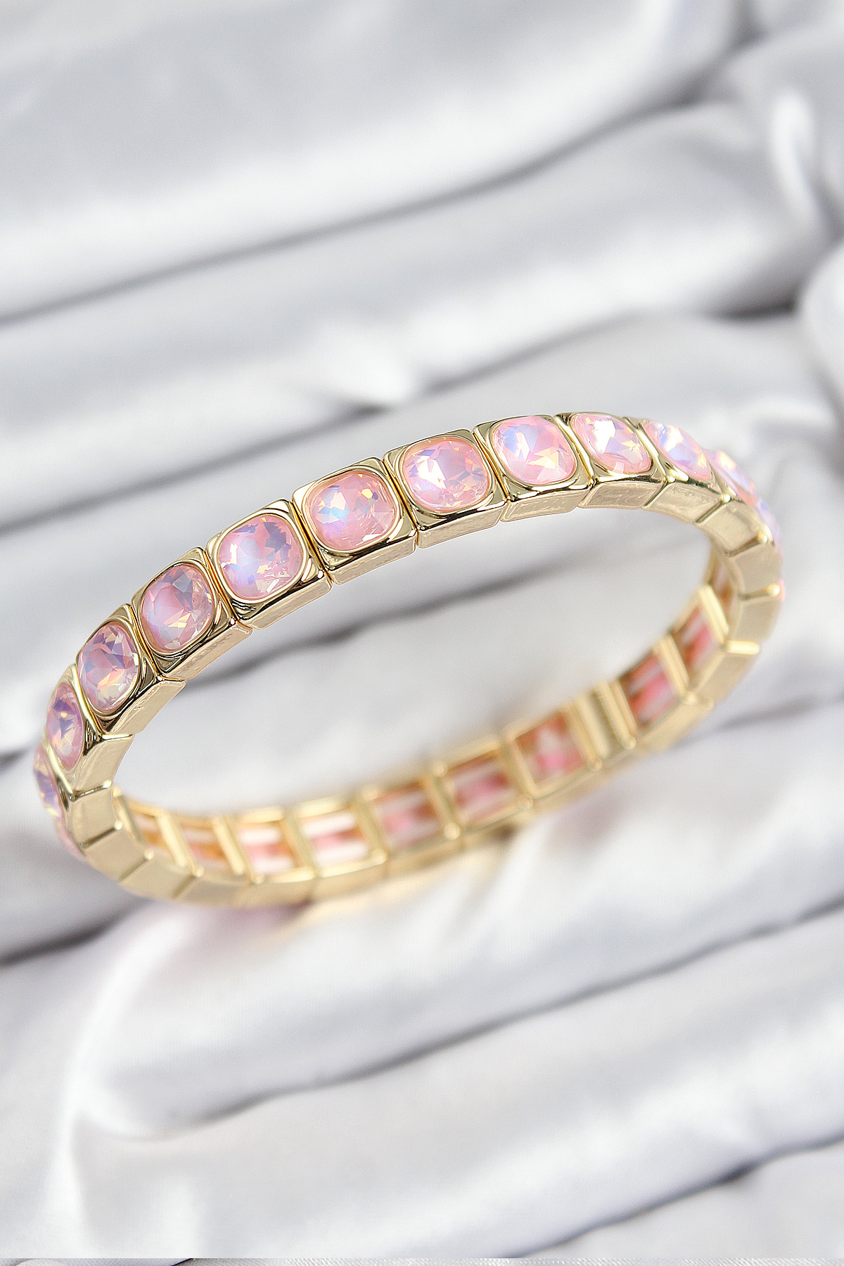 Pirinç Pembe Zirkon Taşlı Kare Model Gold Renk Lastikli Kadın Bileklik - Lisinya