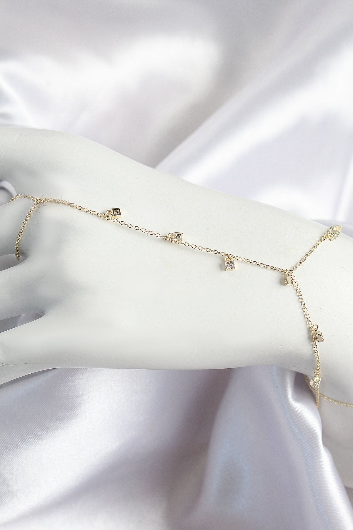 Pirinç Zirkon Taşlı Sallantılı Model Gold Renk Kadın Şahmeran - Lisinya