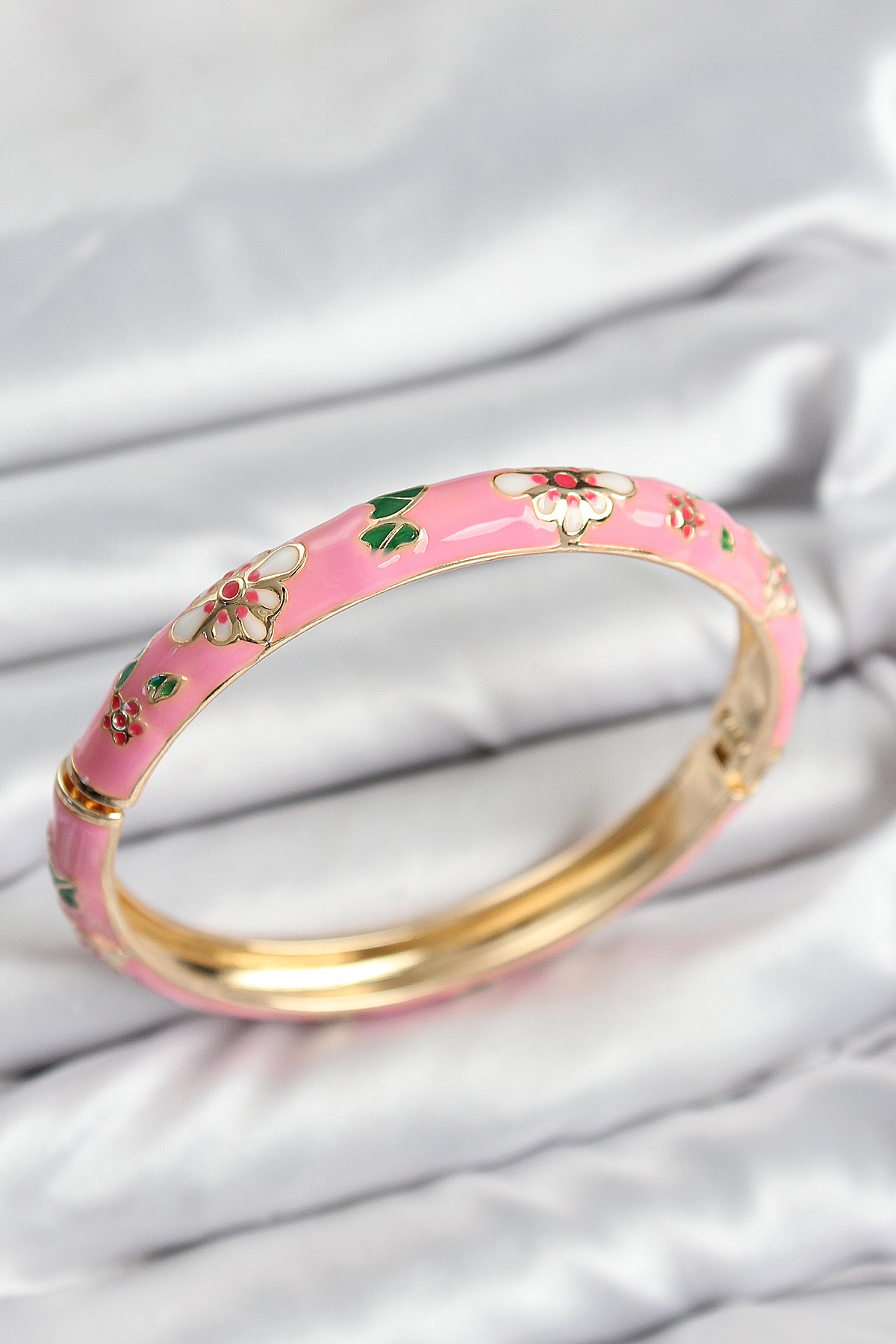 Mineli Pirinç Pembe Çiçek Motifli Gold Kadın Kelepçe - Lisinya