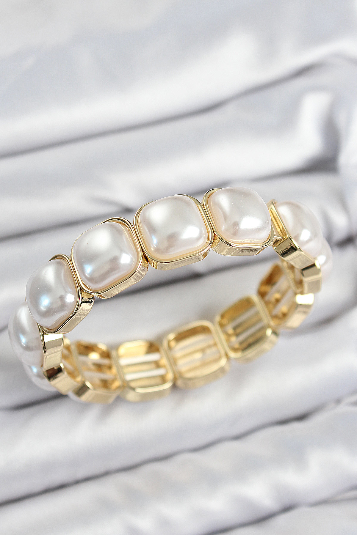 Pirinç Kare İnci Model Gold Renk Lastikli Kadın Bileklik - Lisinya Pirinç Kare İnci Model Gold Renk Lastikli Kadın Bileklik - Lisinya